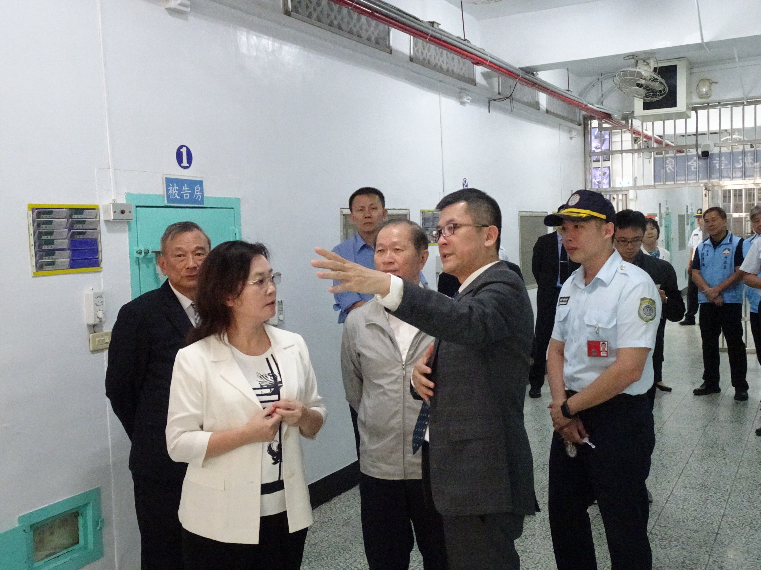 Inspect the cells of the 1F