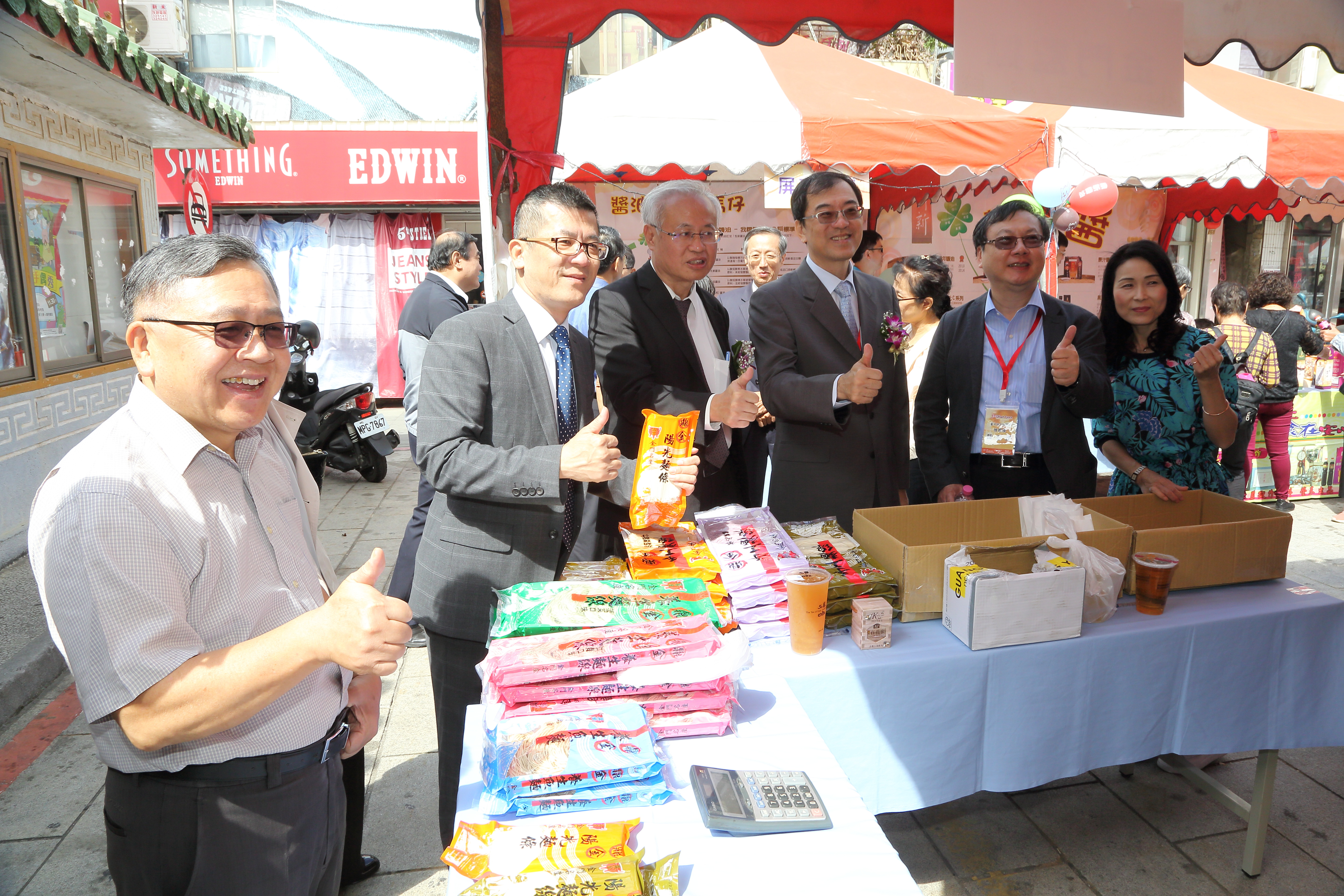 The chief recognized  Kinmen Prison noodle products