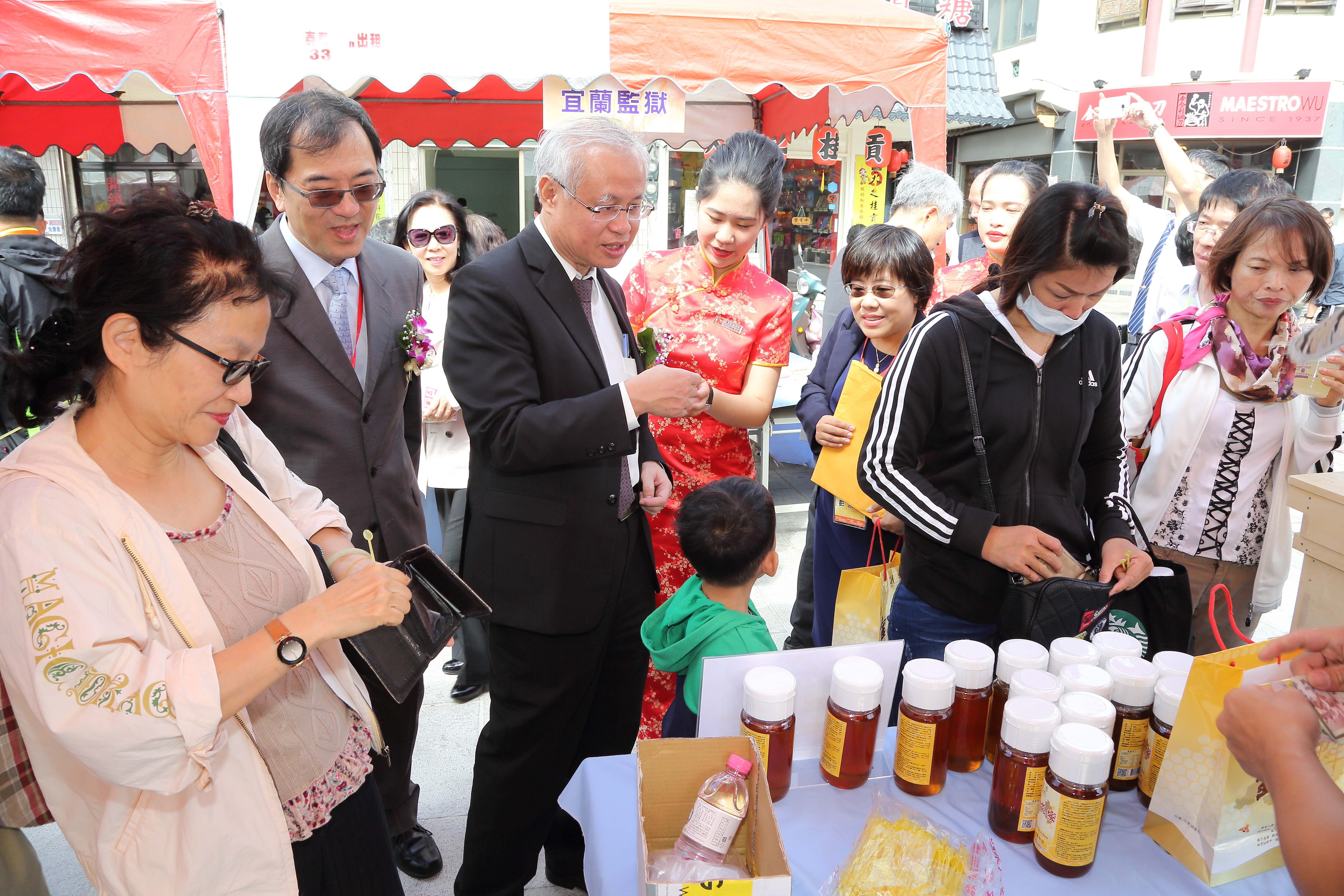The Chief inspected the exhibition