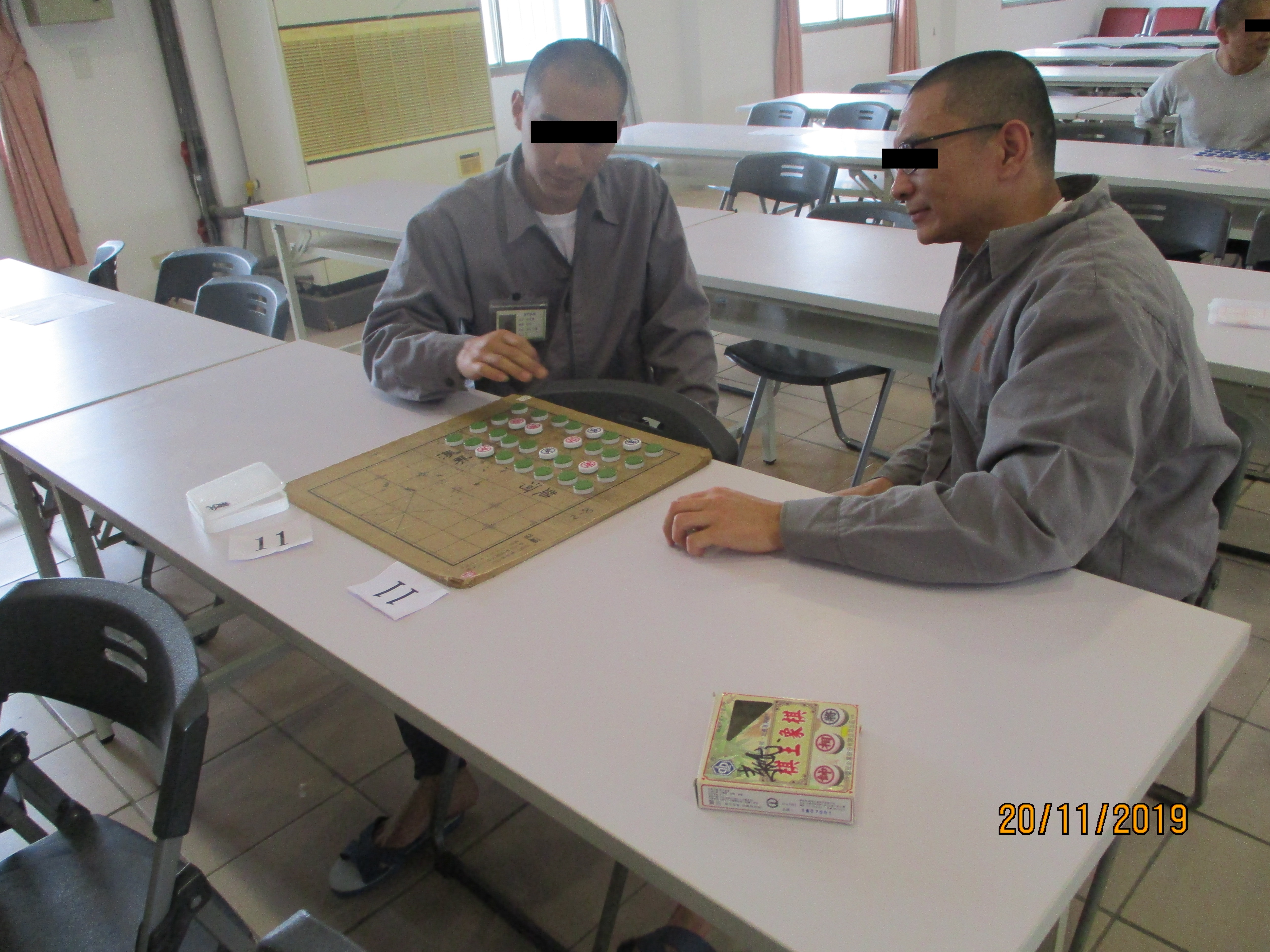 收容人仔細思考每一步棋