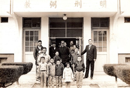民國62年-受刑人及被告親屬參觀本監舍房及設施
