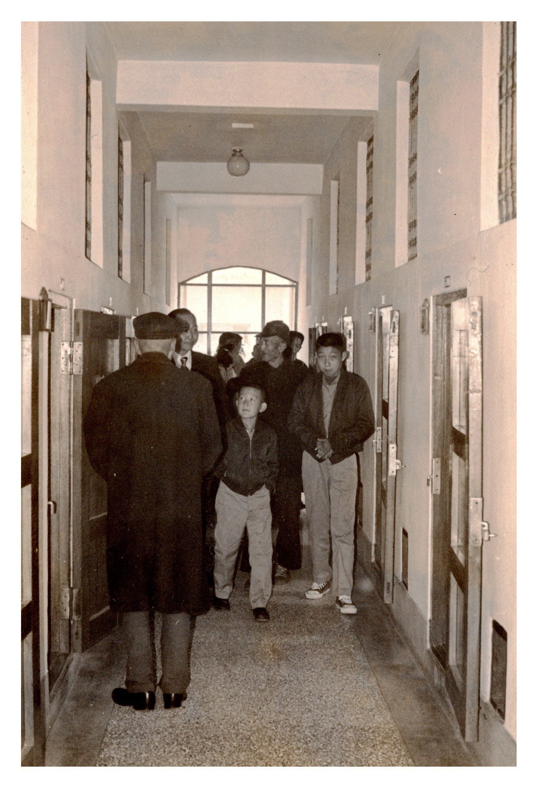 民國62年-受刑人及被告親屬參觀本監舍房