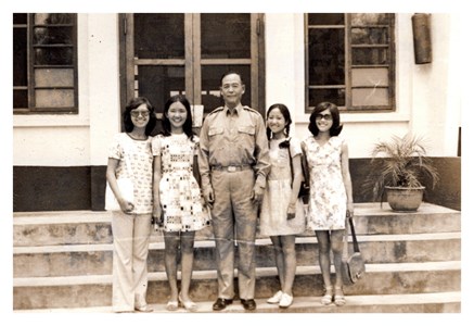 民國61年-金門戰鬥營蒞監訪問與唐教誨師合影