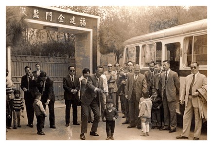 61年-金門監獄員工及眷屬於大門等待出發進行郊遊活動