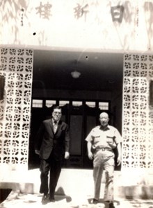 民國60年-典獄長魯培瑤陪同朱司長巡視本監