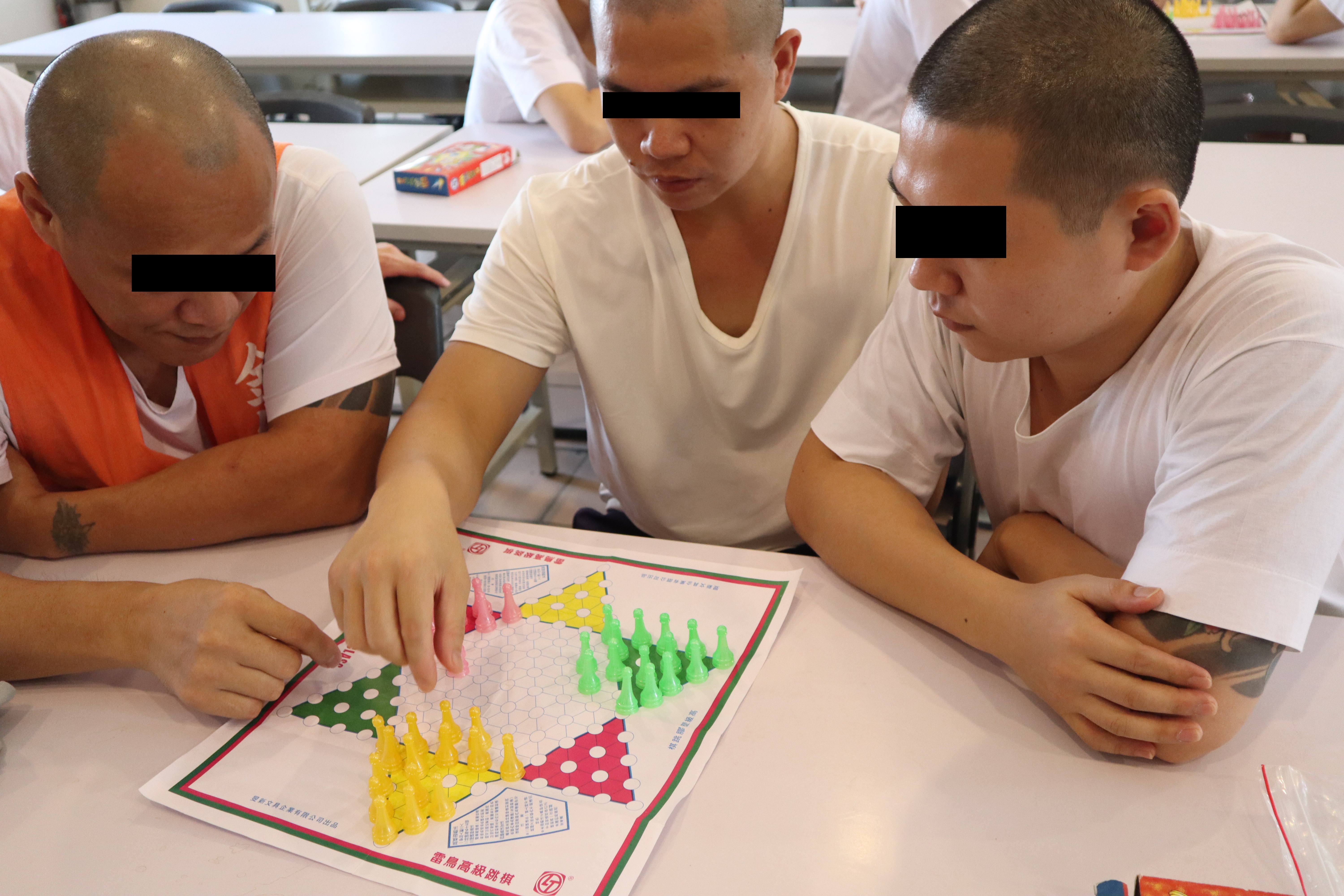 收容人專注下棋