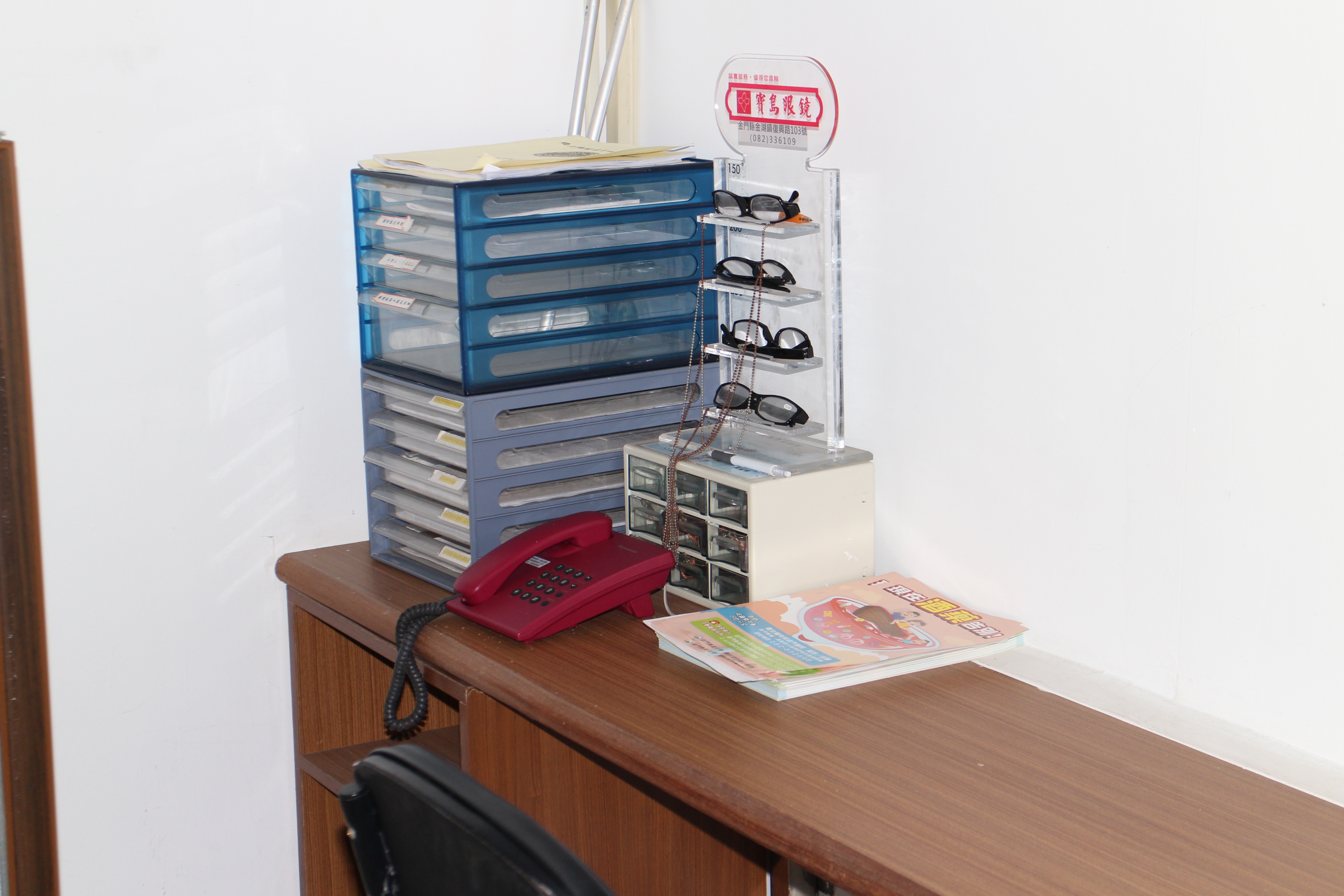 Writing platform in the reception room