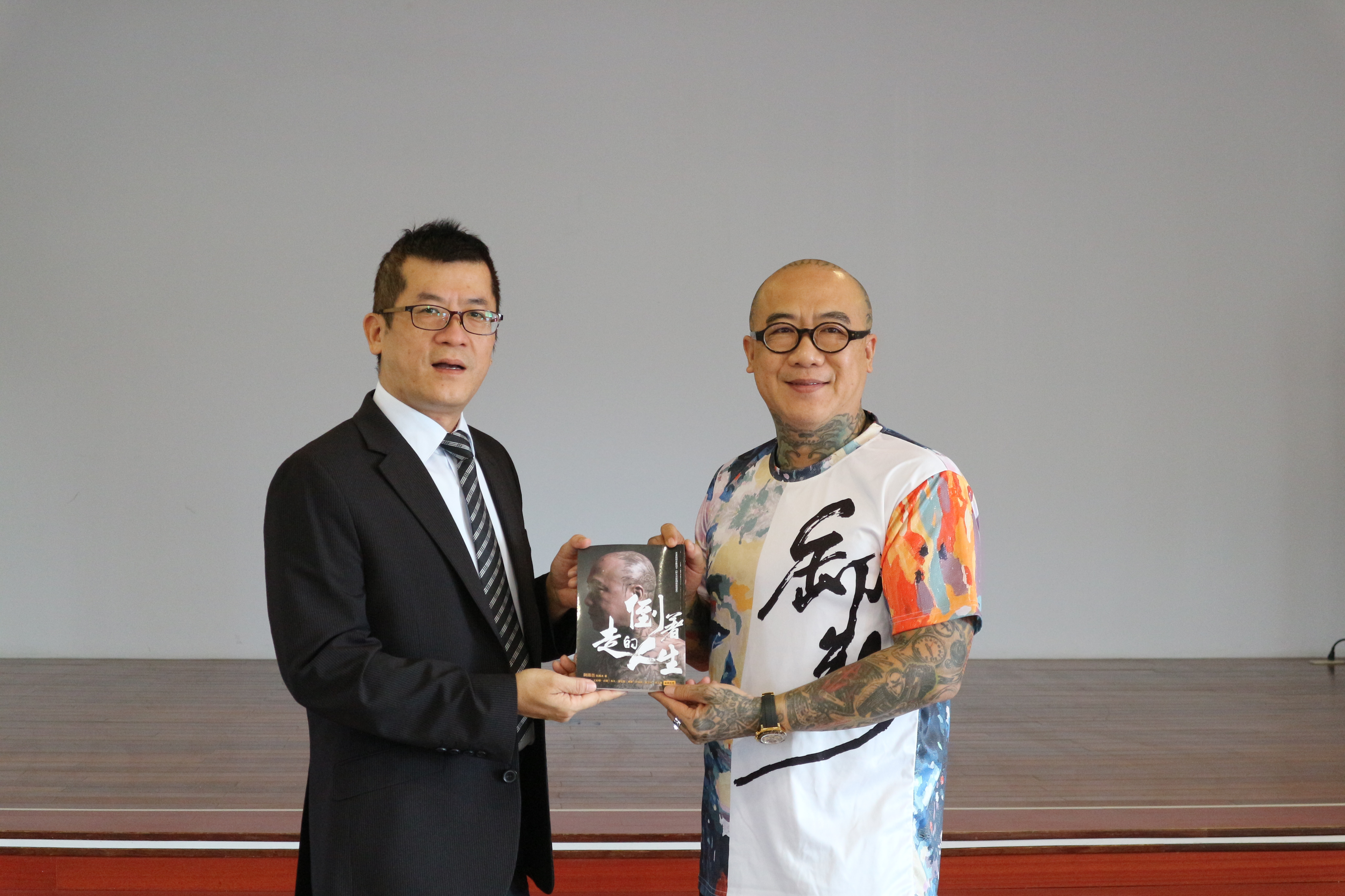 鋼鐵爸贈書典獄長代表受贈