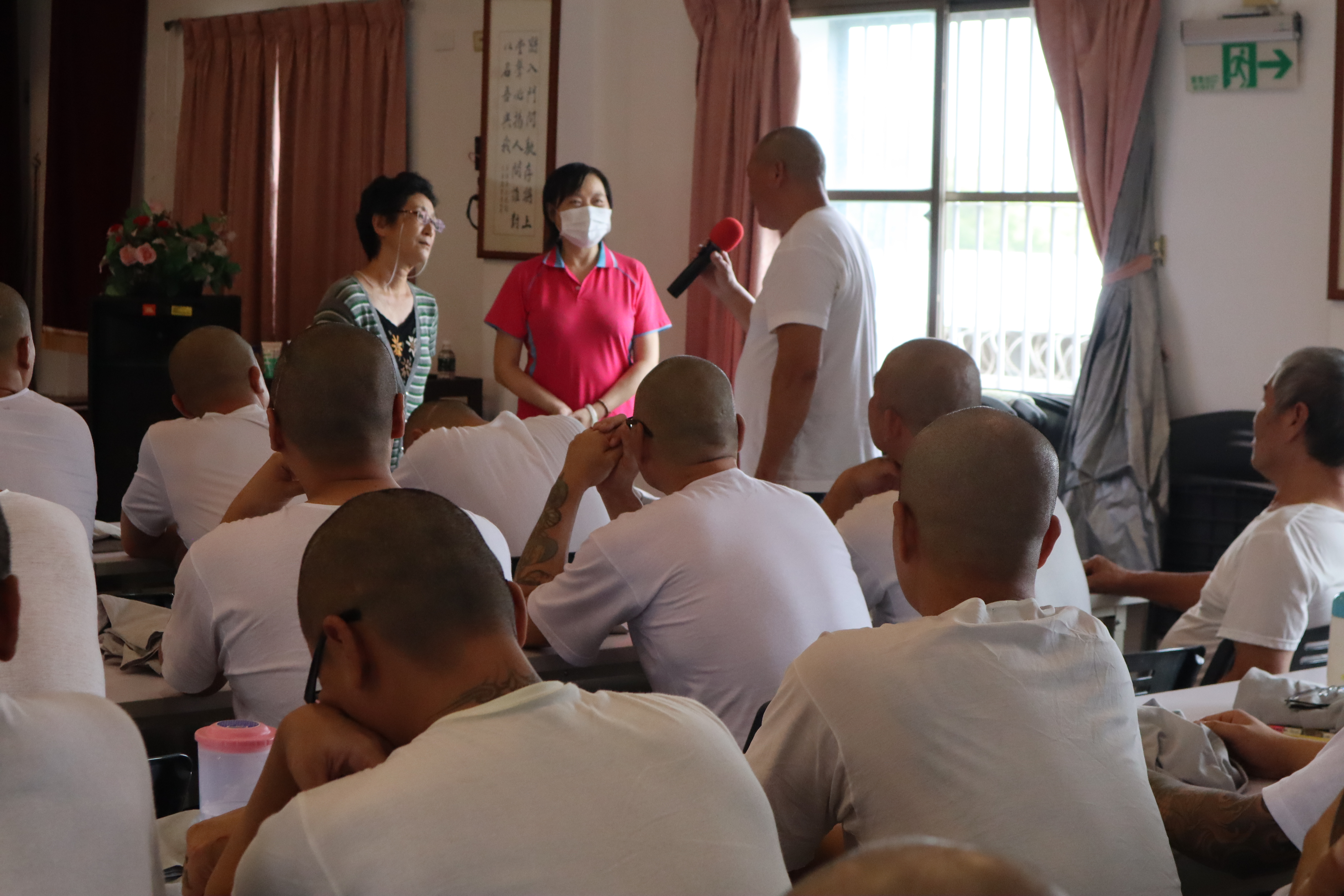 The lecturer and inmates talked about the effects of alcohol on people.