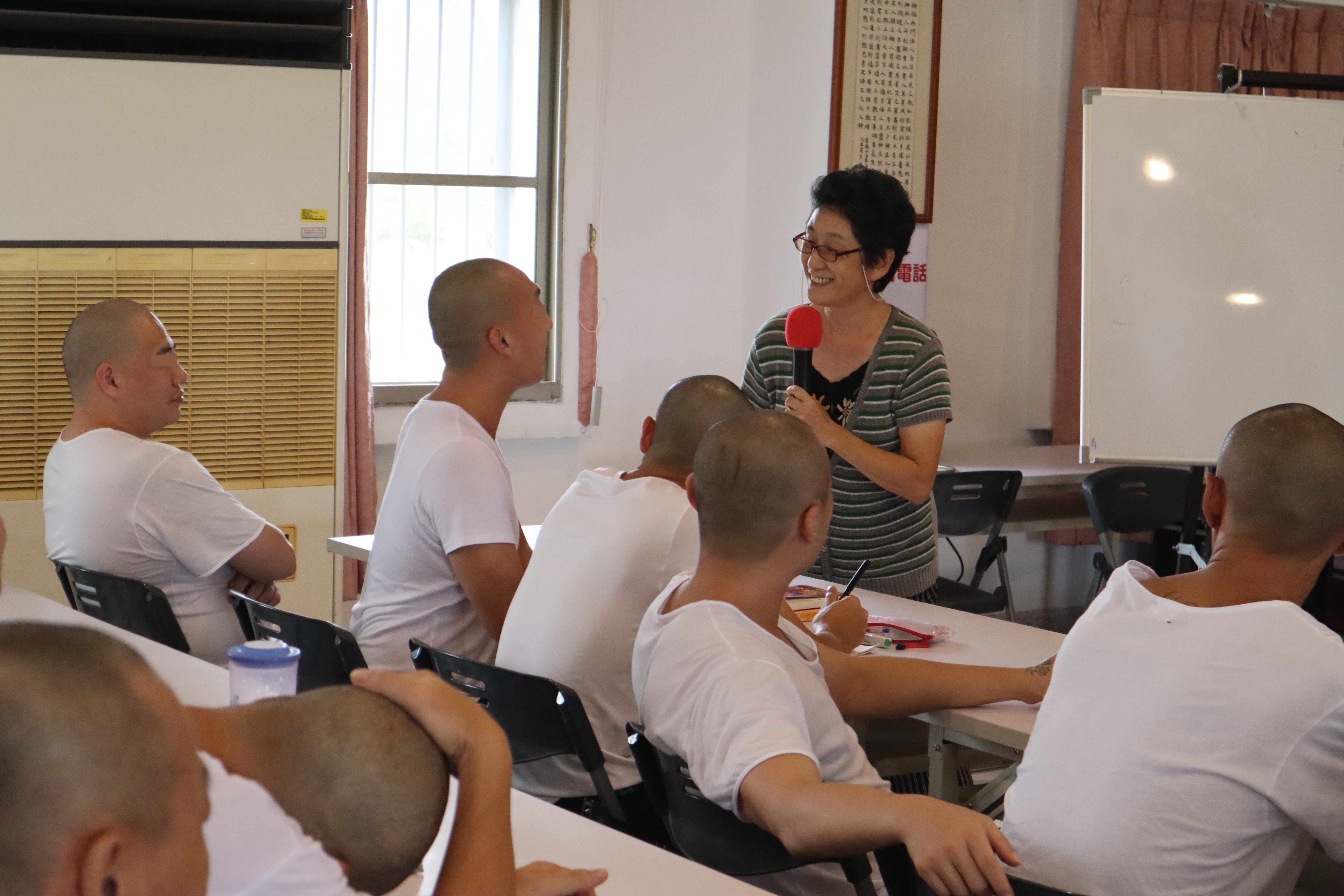 The lecturer discussed the types of drinking problems with inmates.
