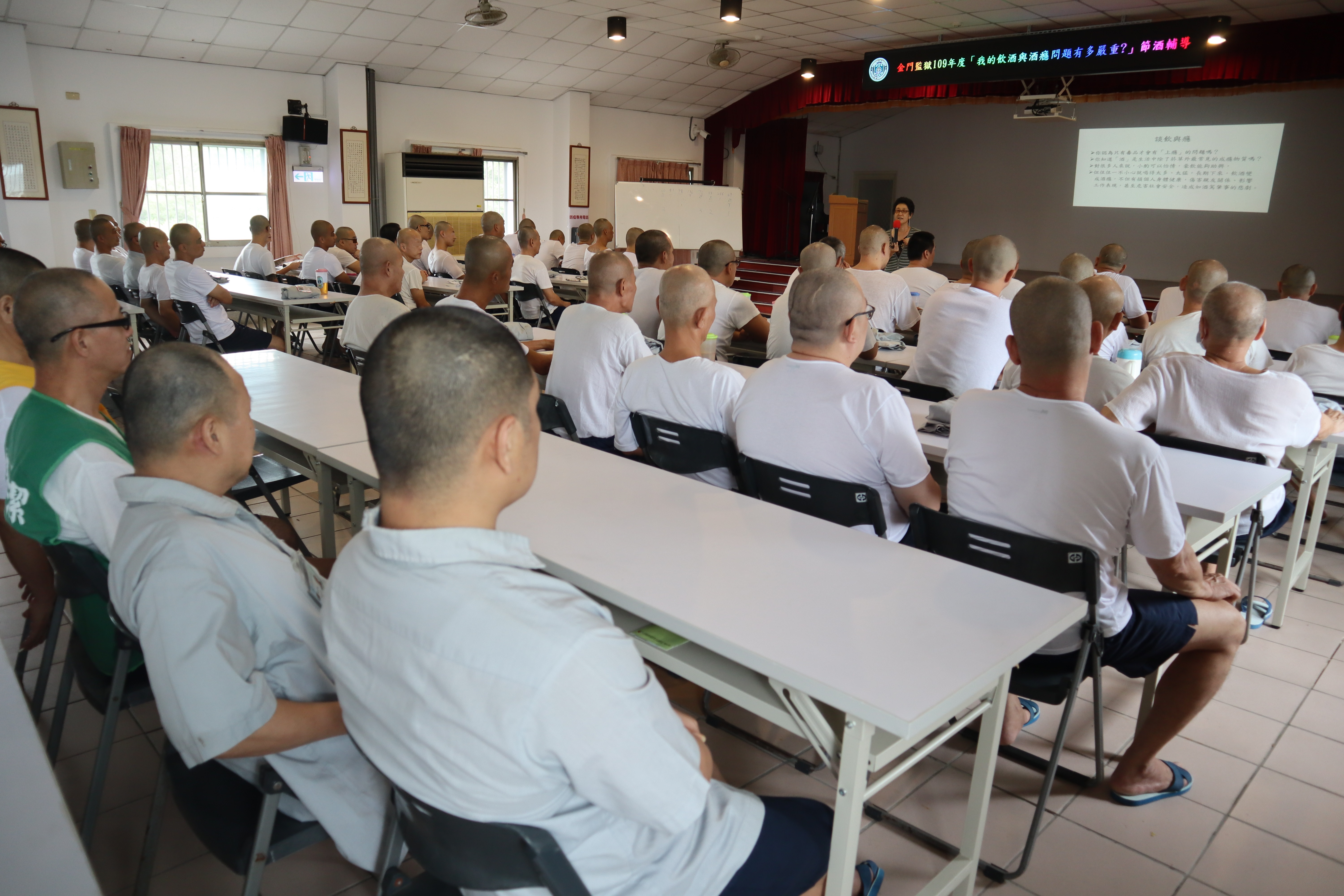 The lecturer taught inmates how to drink and drink healthy.