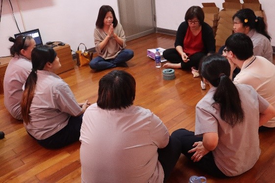 講師教導同學利用能量運動及正面信念幫助自己解套