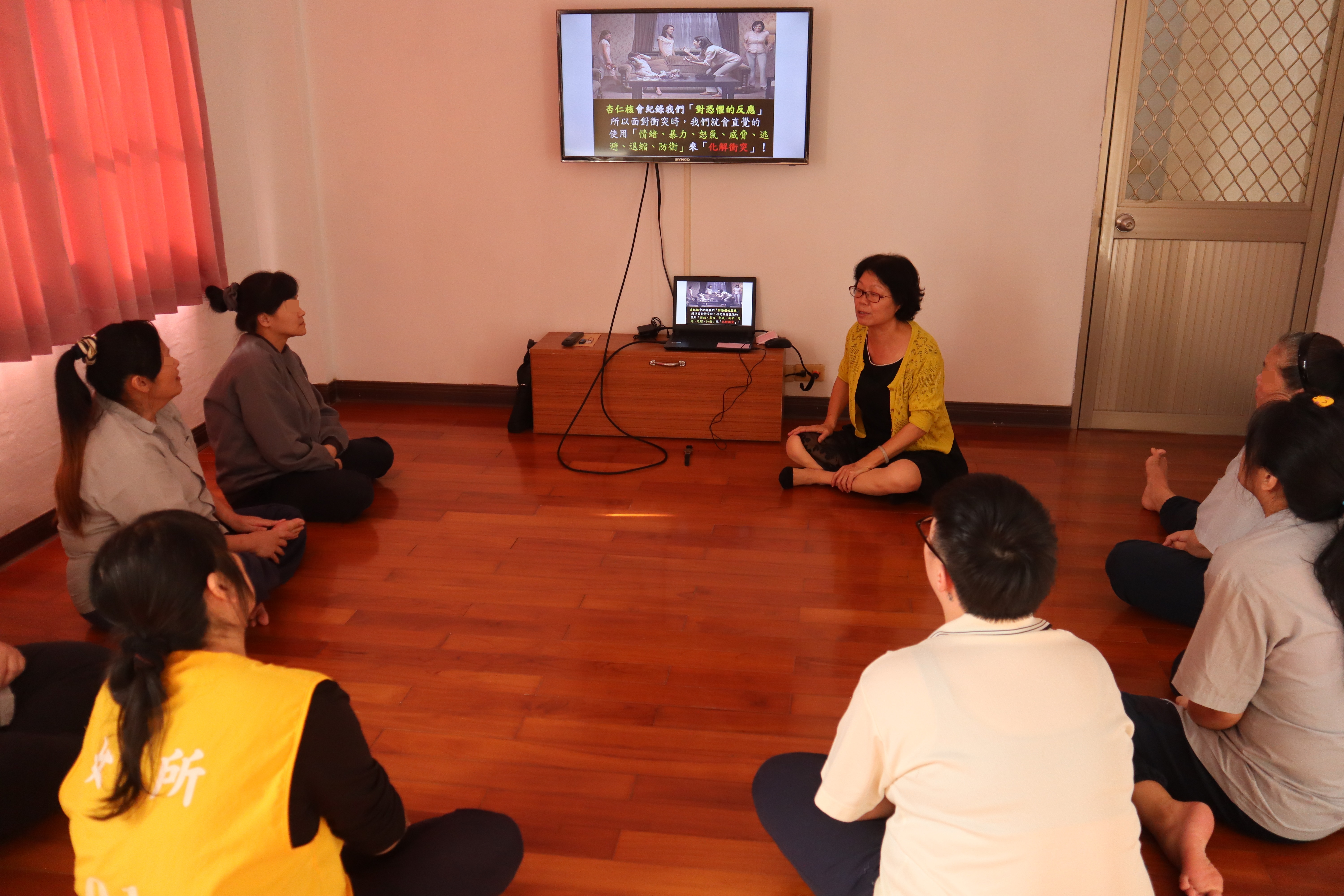 講師鼓勵同學與孩子相處時保持開放態度，促進親子關係進步的可能性