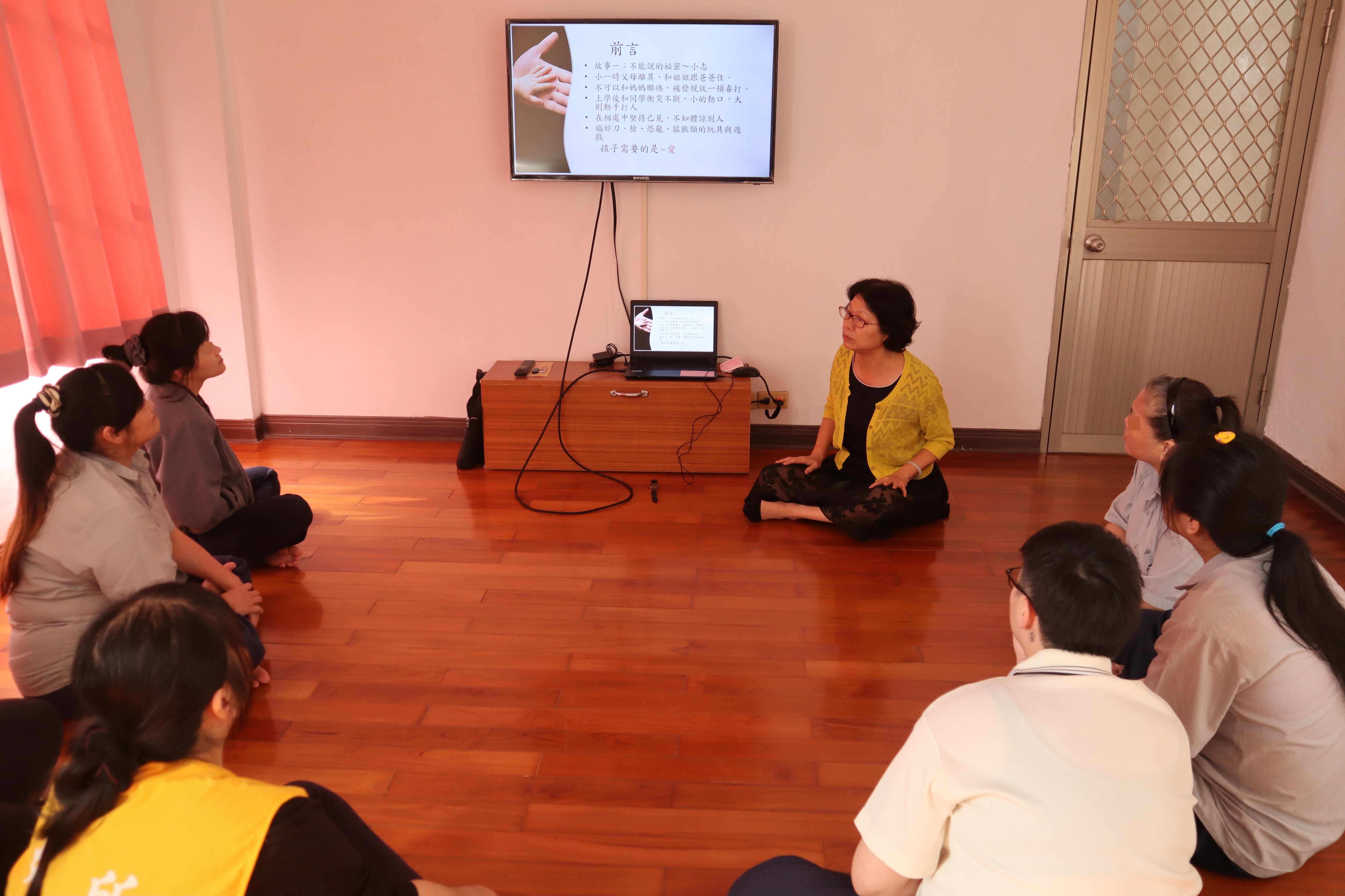 The lecturer used stories to discuss with inmates to help inmates understand the types of teaching styles and parent-child communication skills.