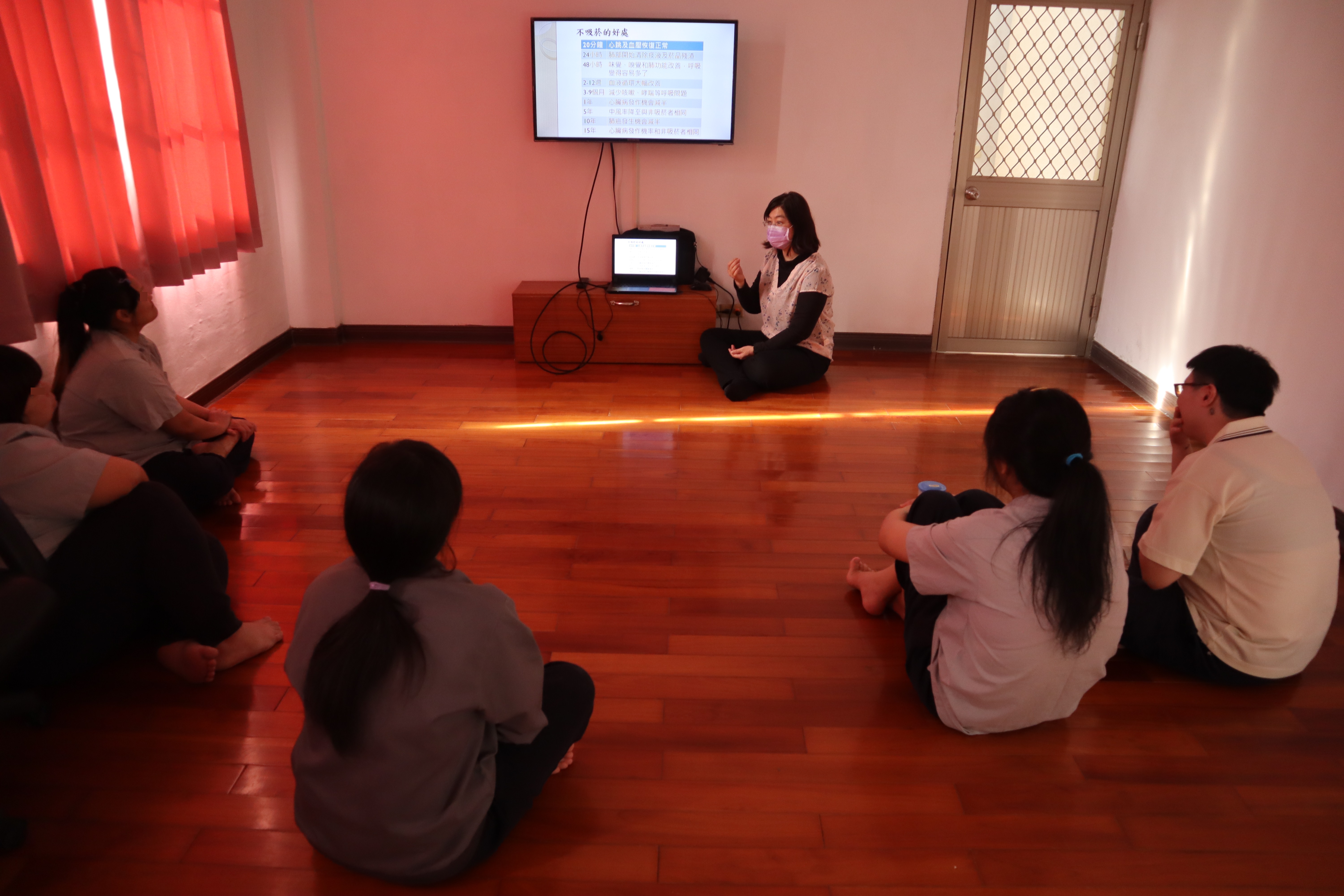 The lecturer introduced the benefits of non-smoking.