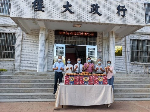 長官送禮合照