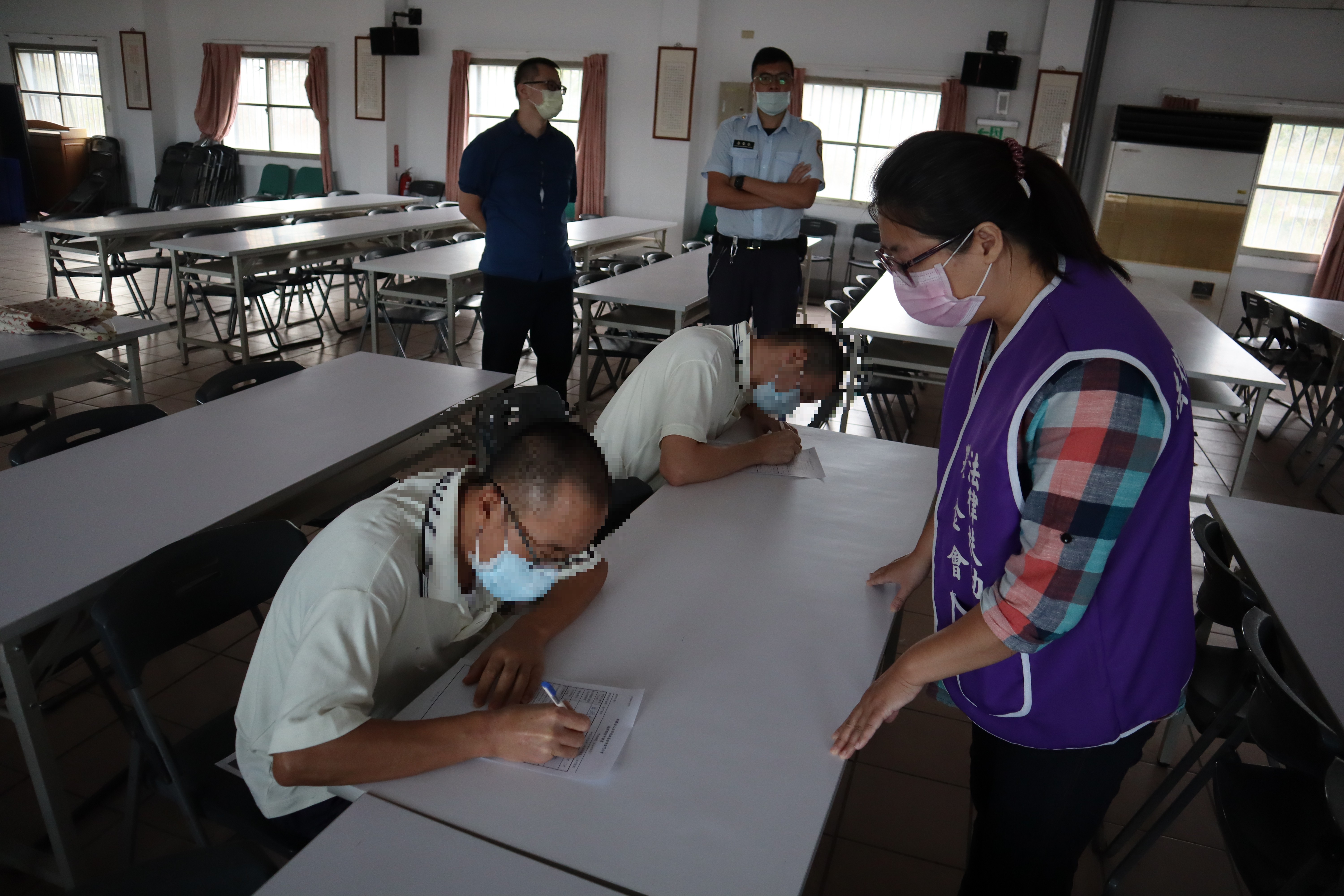 法扶會專員協助收容人填寫申請法律扶助之申請書的情況