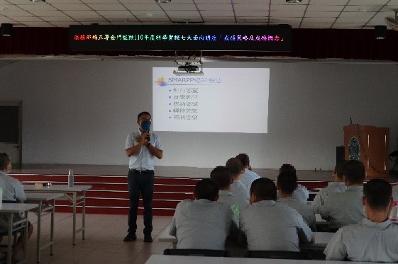 Lecturer introduces the harm of drug use