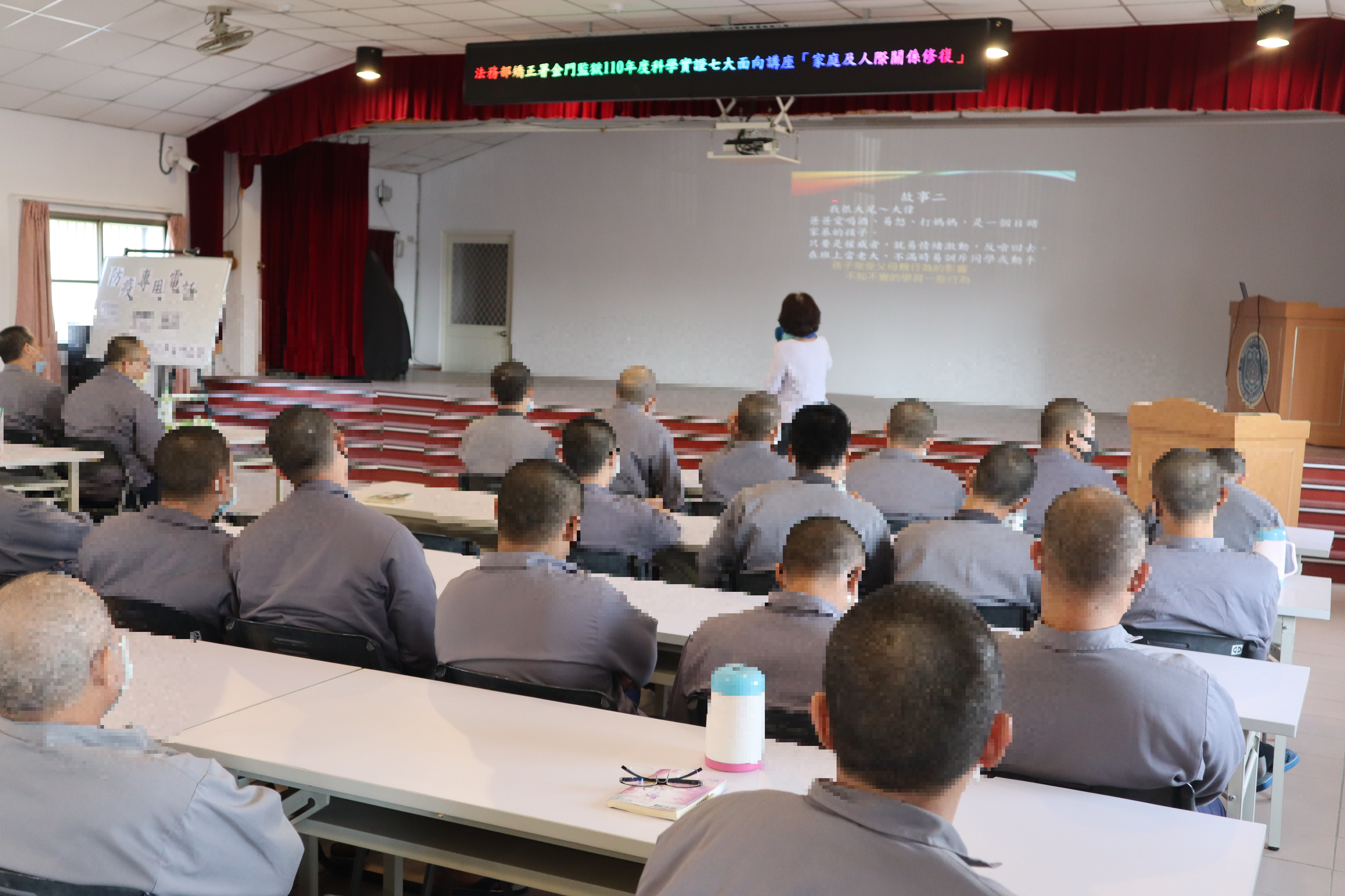 The lecture  introduces herself