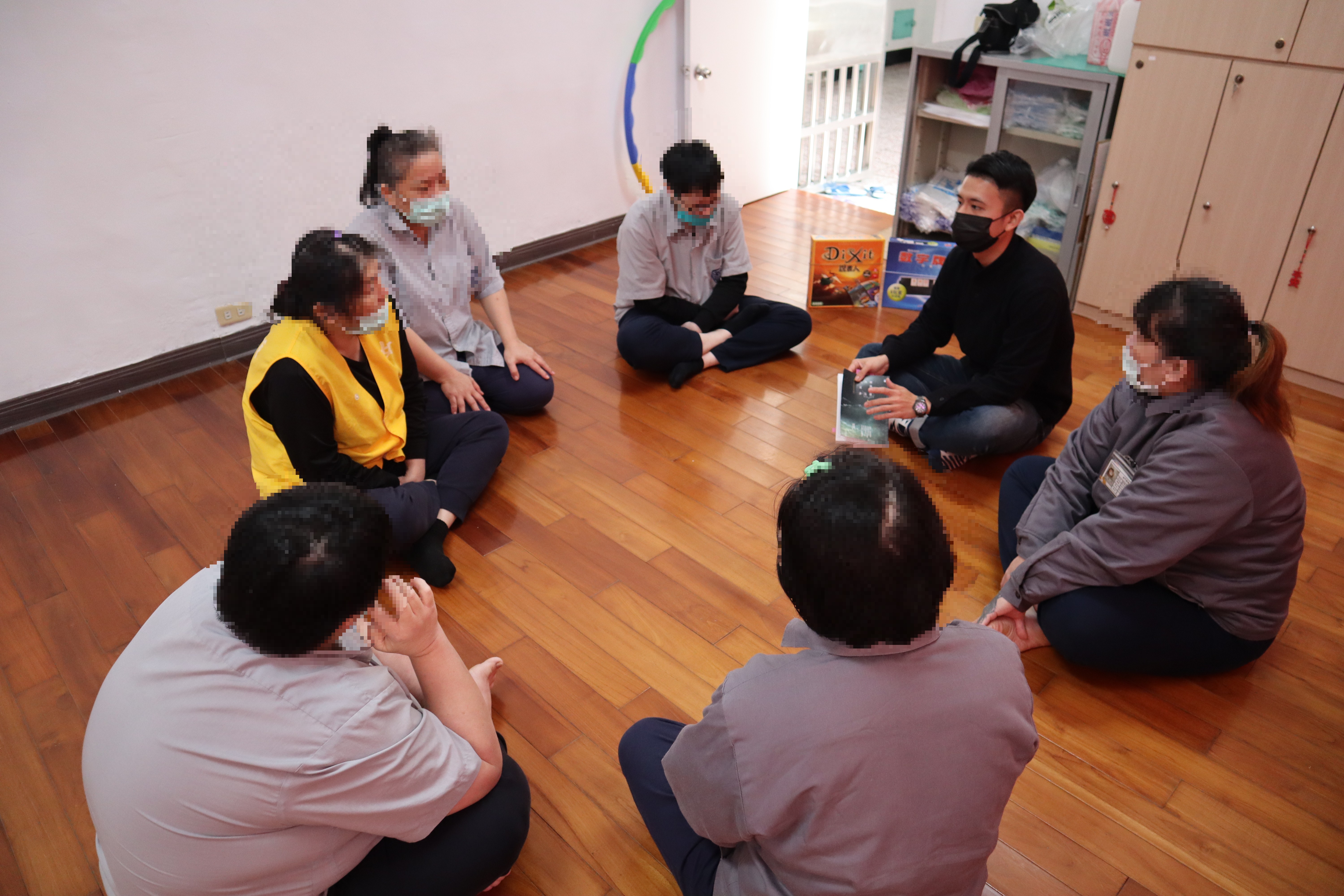 心輔員使用書籍與收容人互動
