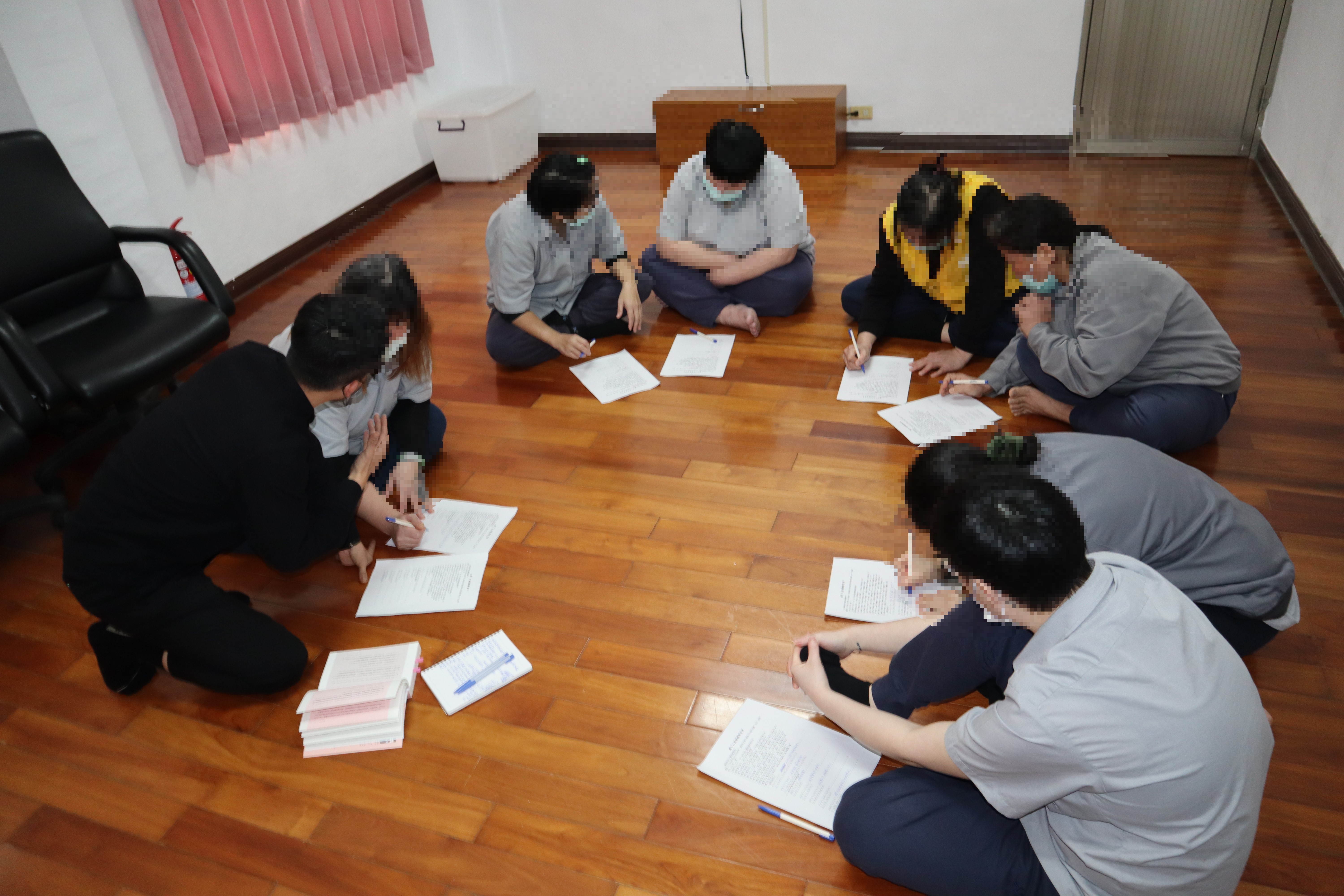 心輔員使用學習單與收容人互動