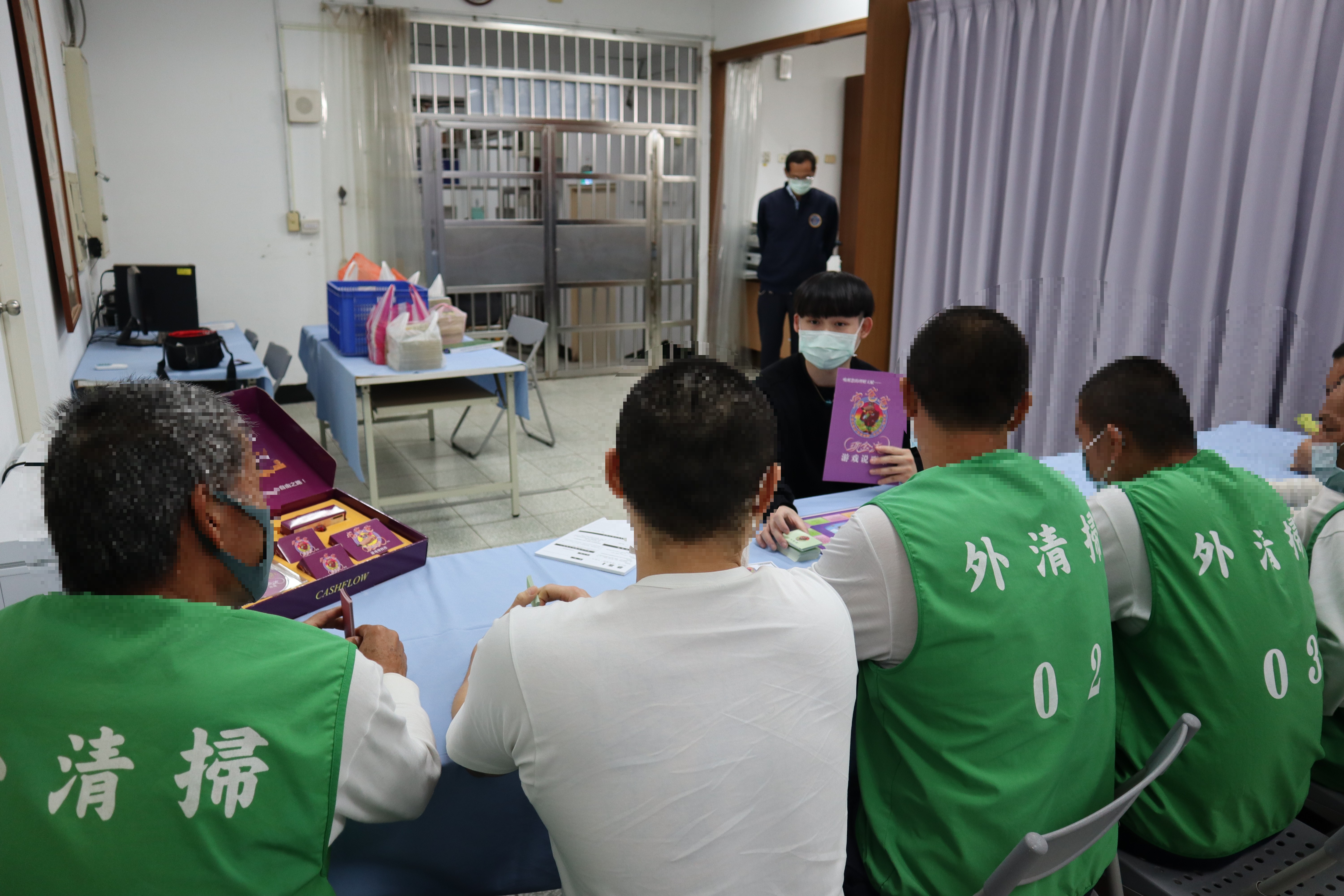 社工員介紹桌遊的設計概念