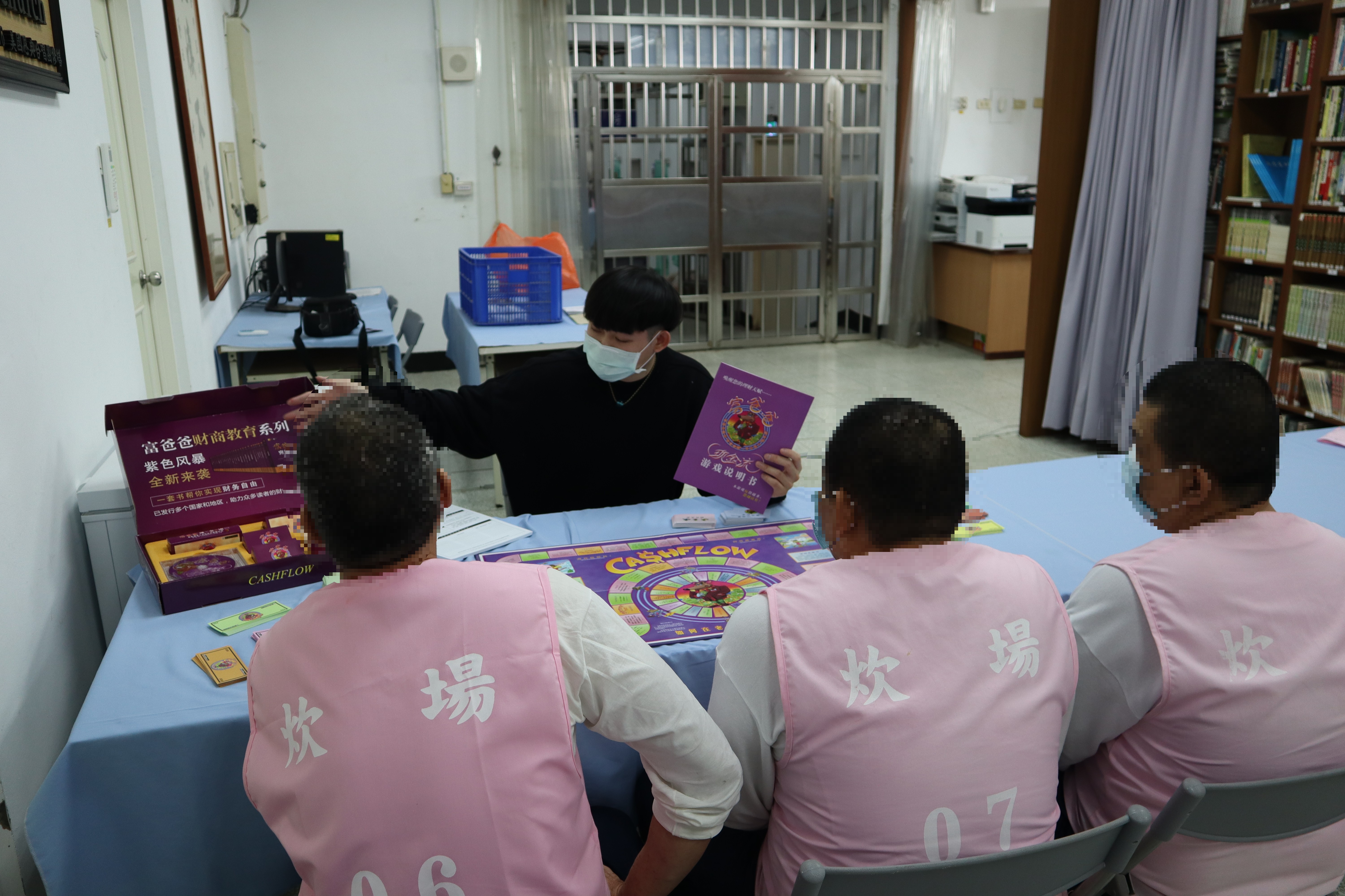 社工員介紹桌遊的設計概念