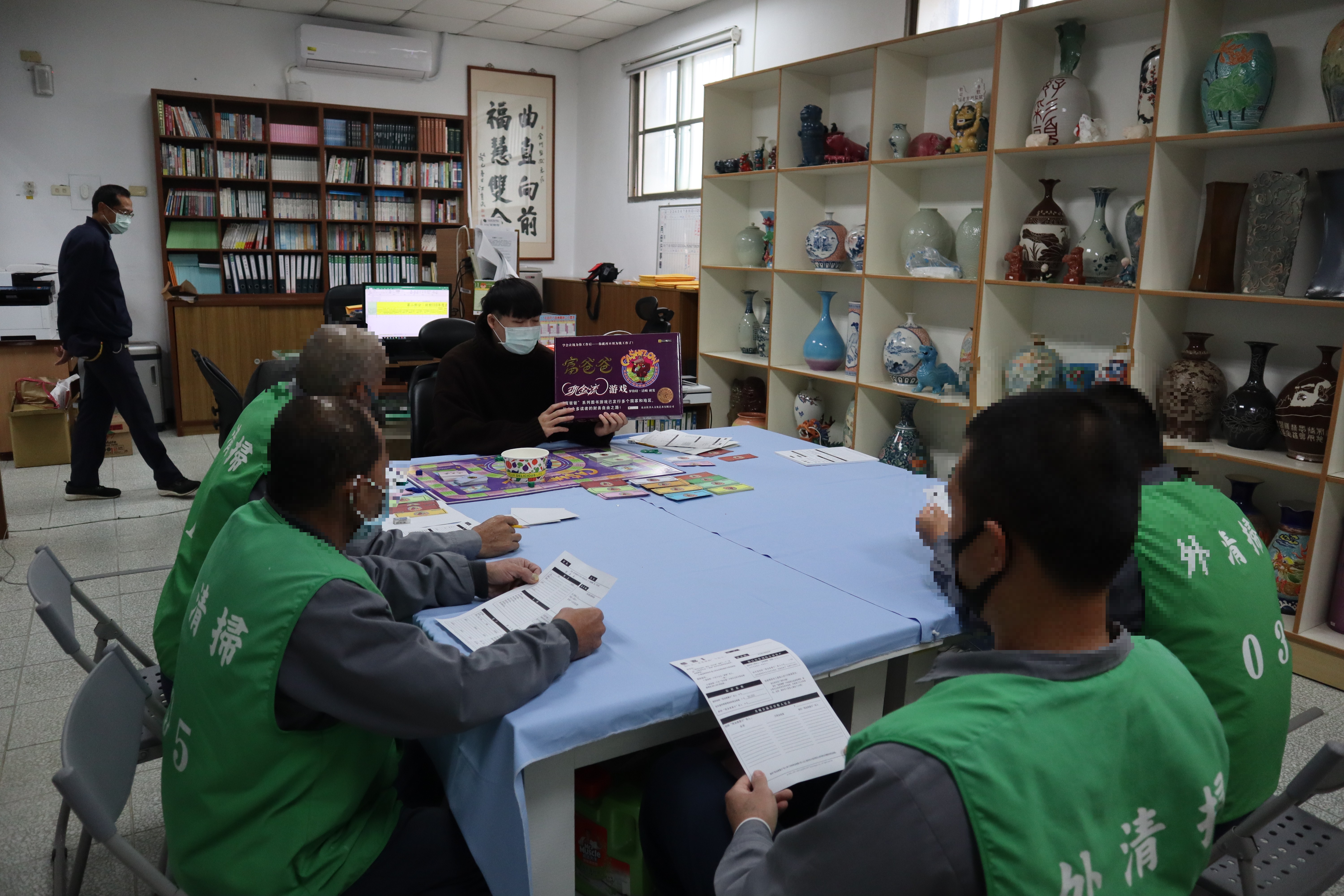 社工員介紹桌遊的設計概念