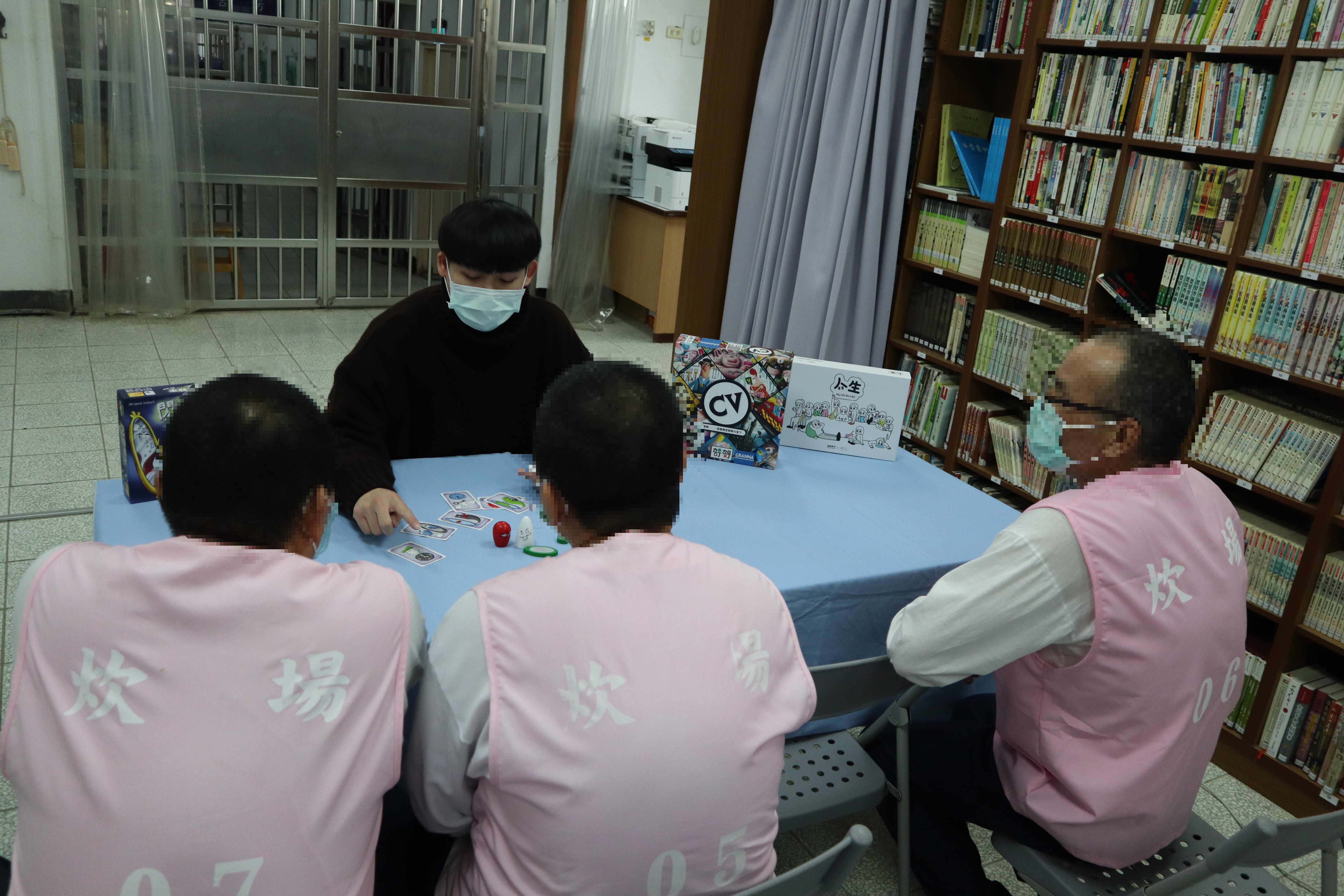 社工員介紹桌遊的設計概念