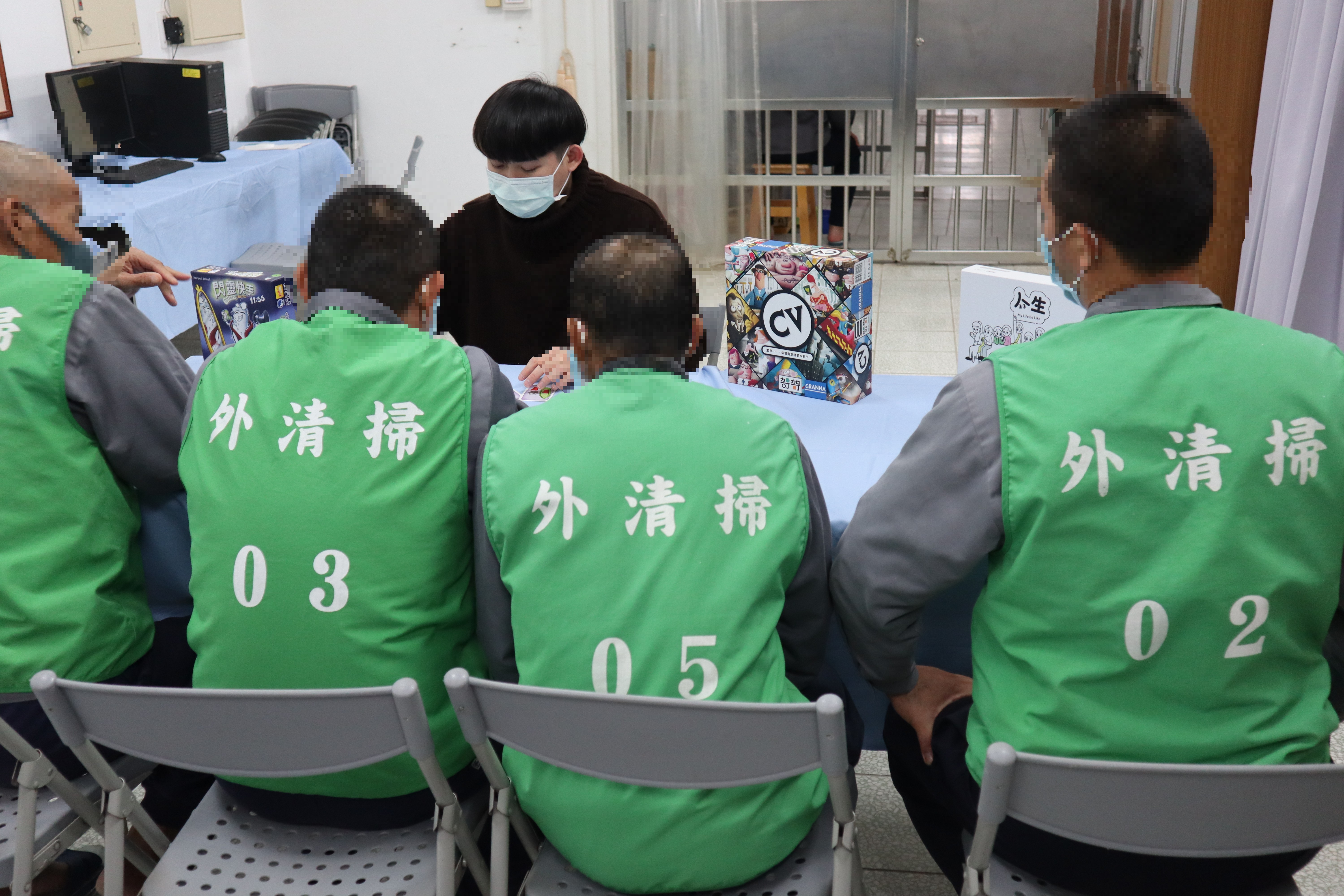 社工員介紹桌遊的設計概念