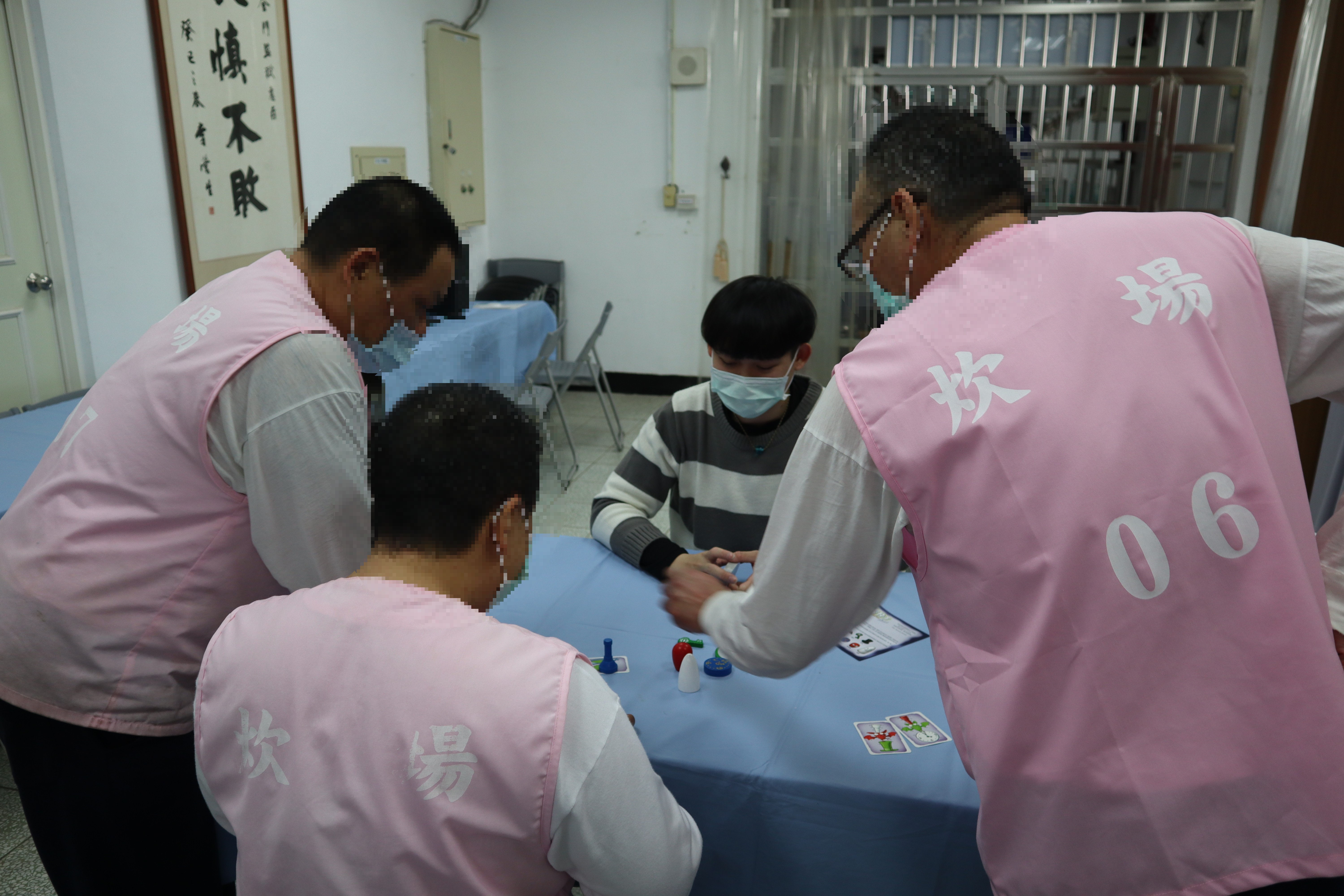 社工員與收容人一同體驗桌遊