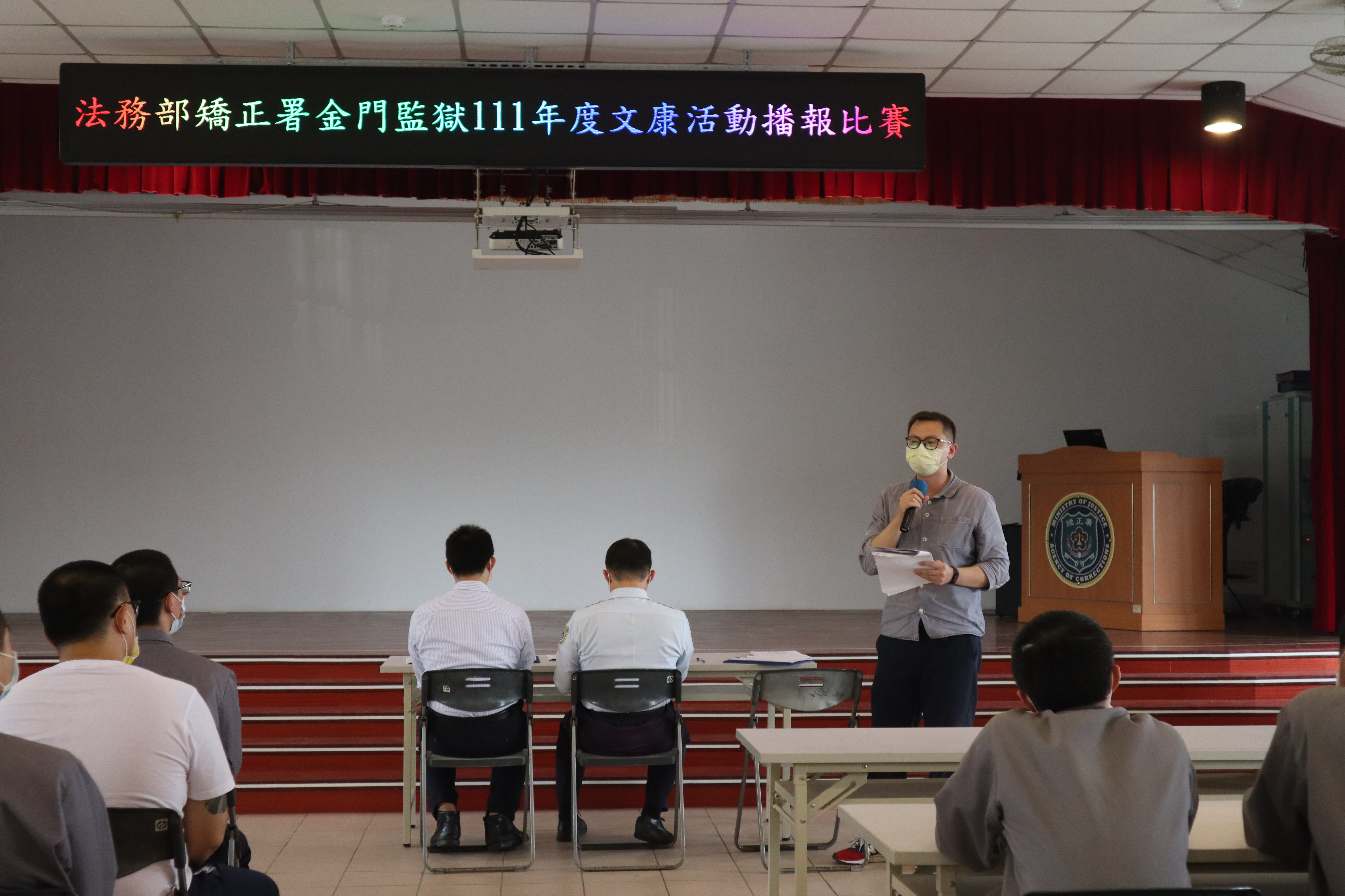 評審於比賽完畢後進行評分講評