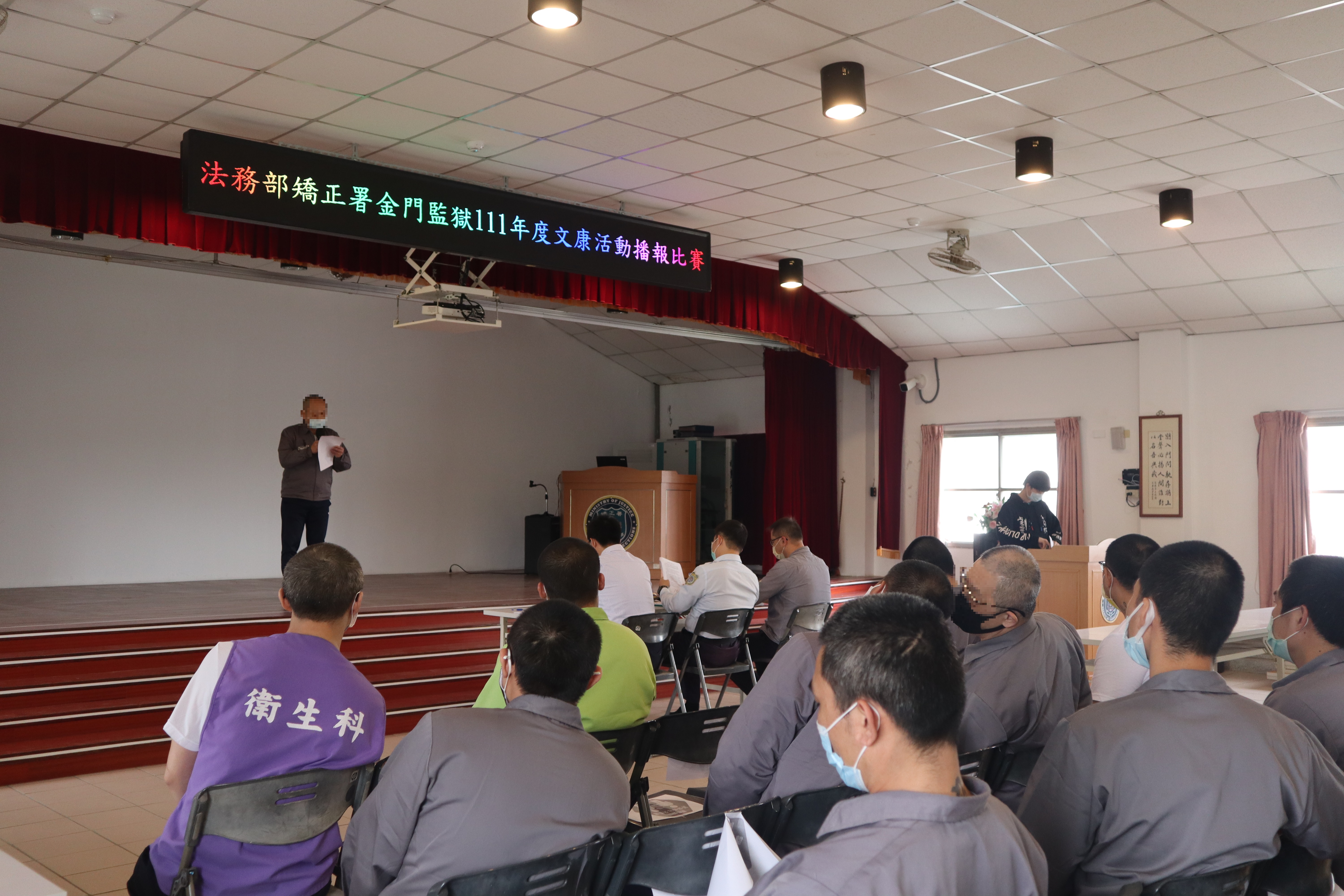 還未上場的收容人正焦慮地準備比賽