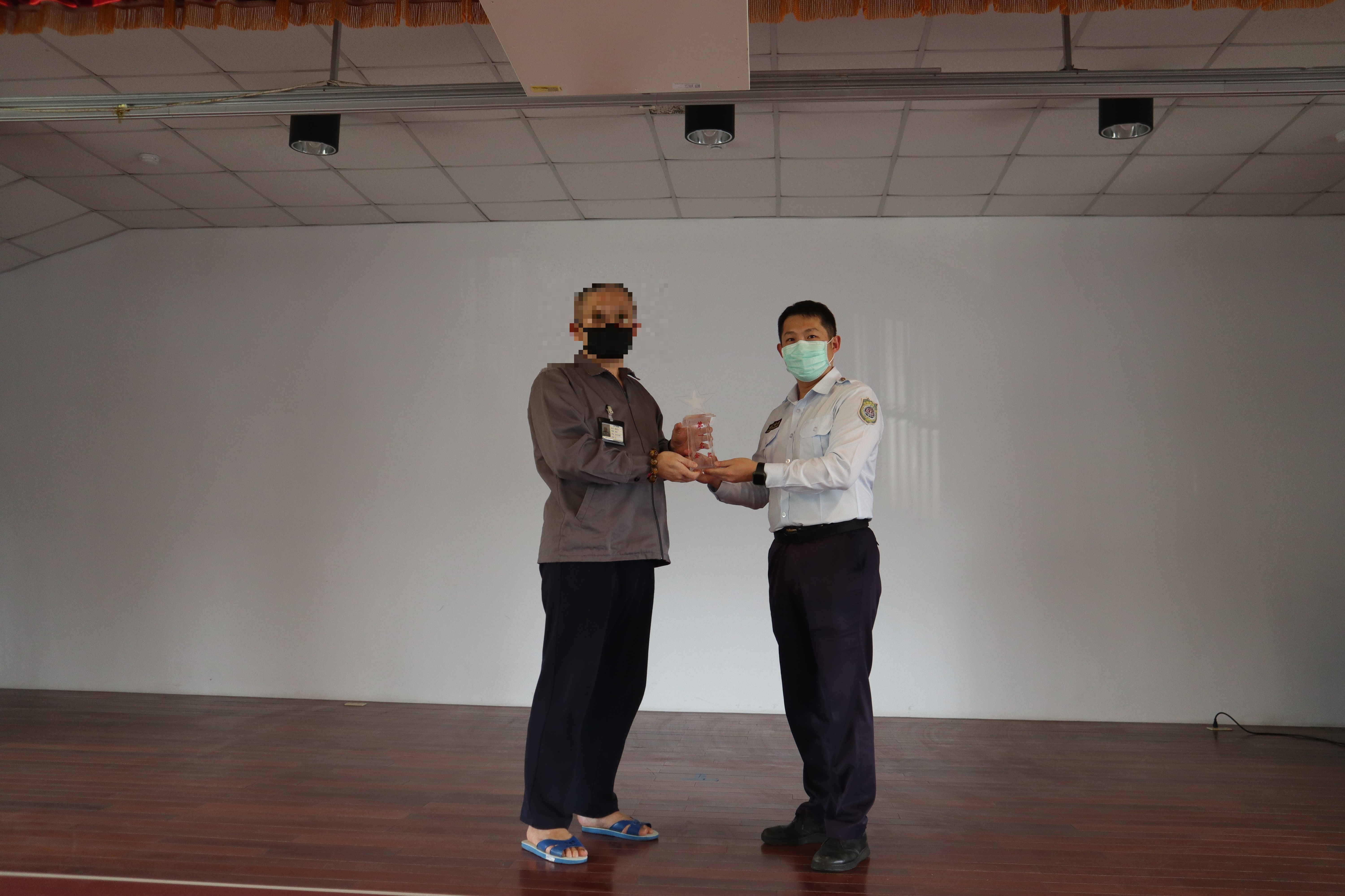 評審頒獎給得獎收容人