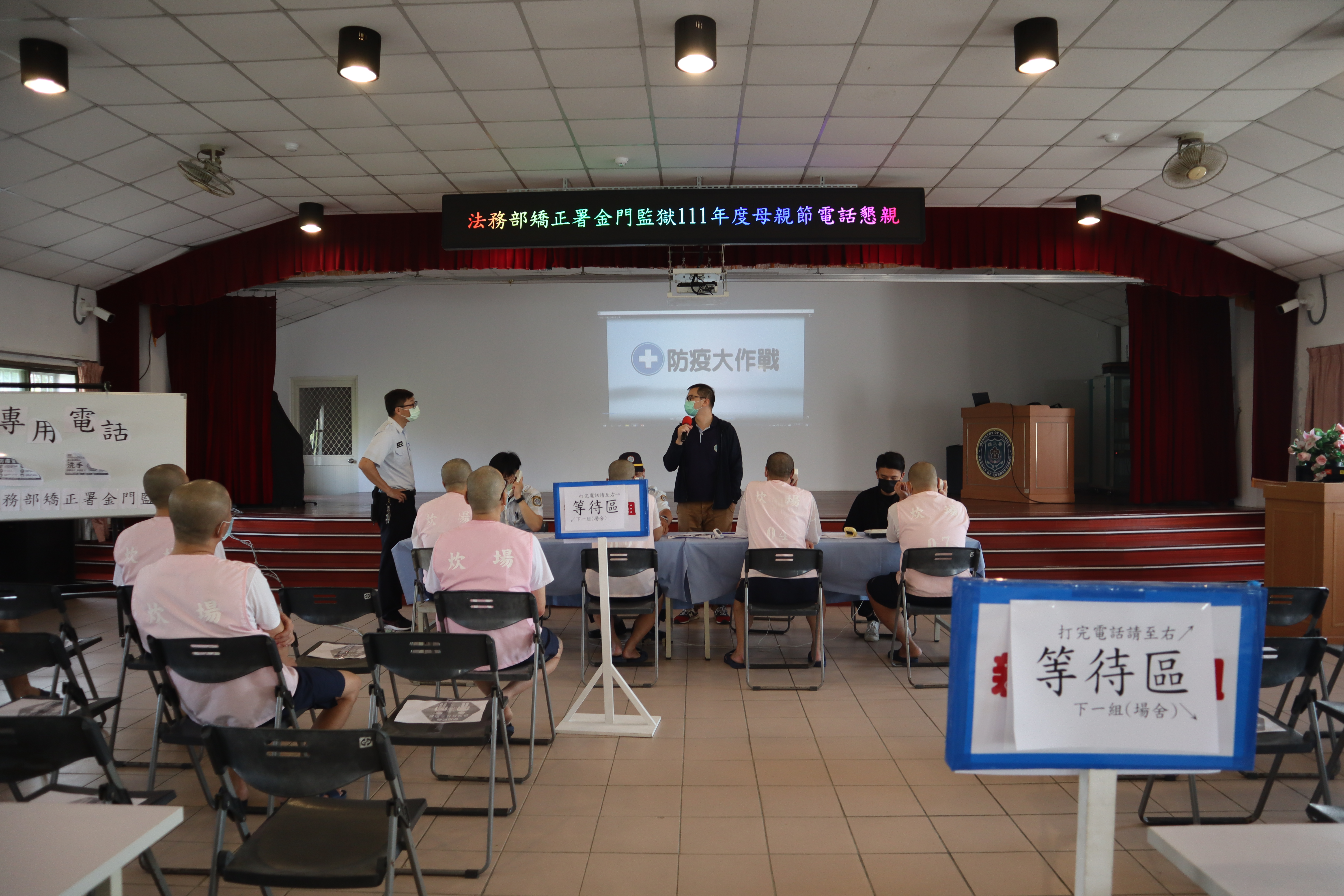 教誨師進行Covid-19防疫宣導並播放相關影音媒材