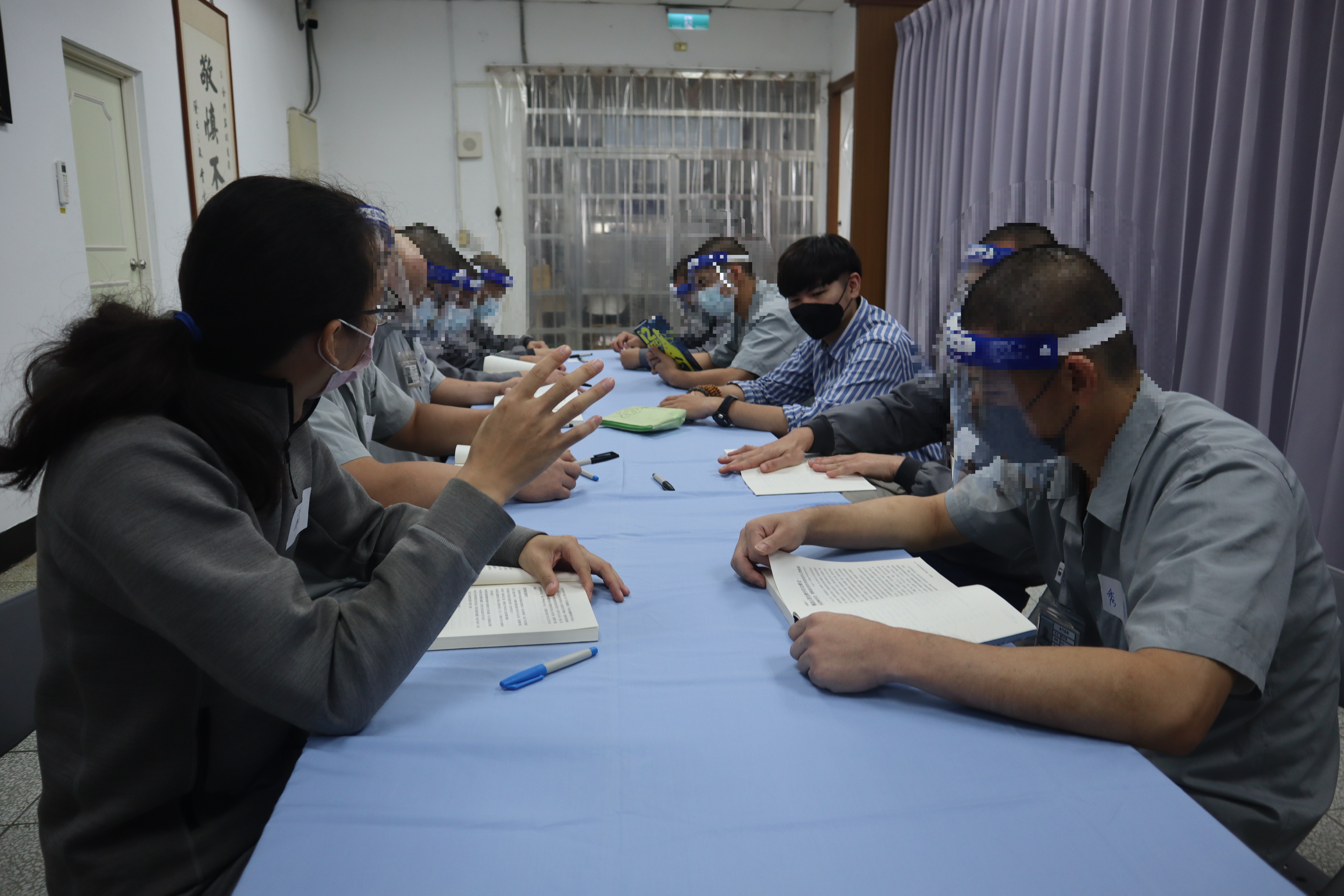 心理師向收容人講述本冊書籍重點摘要