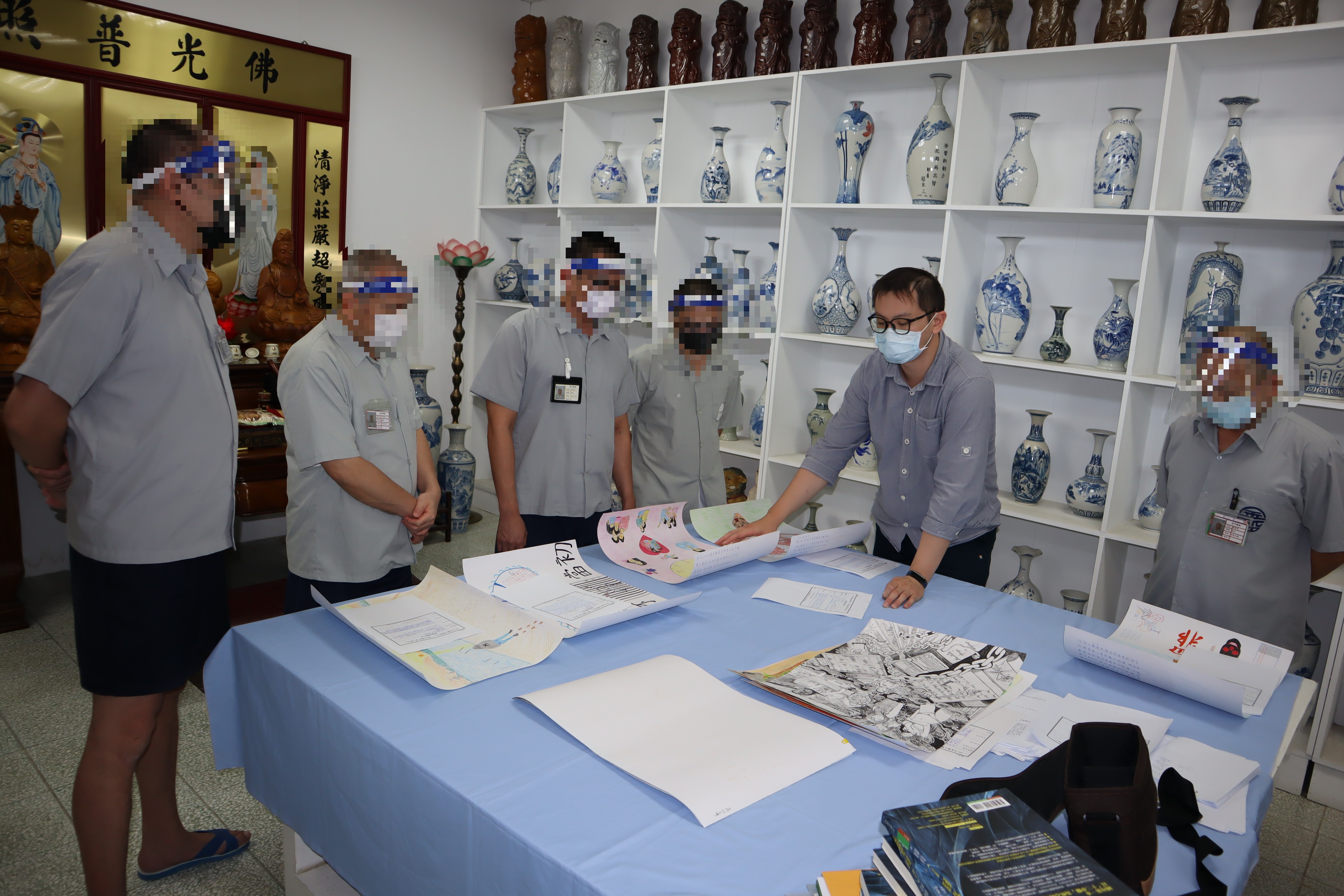 教誨師展示本次參加矯正署比賽之修復式正義相關作品