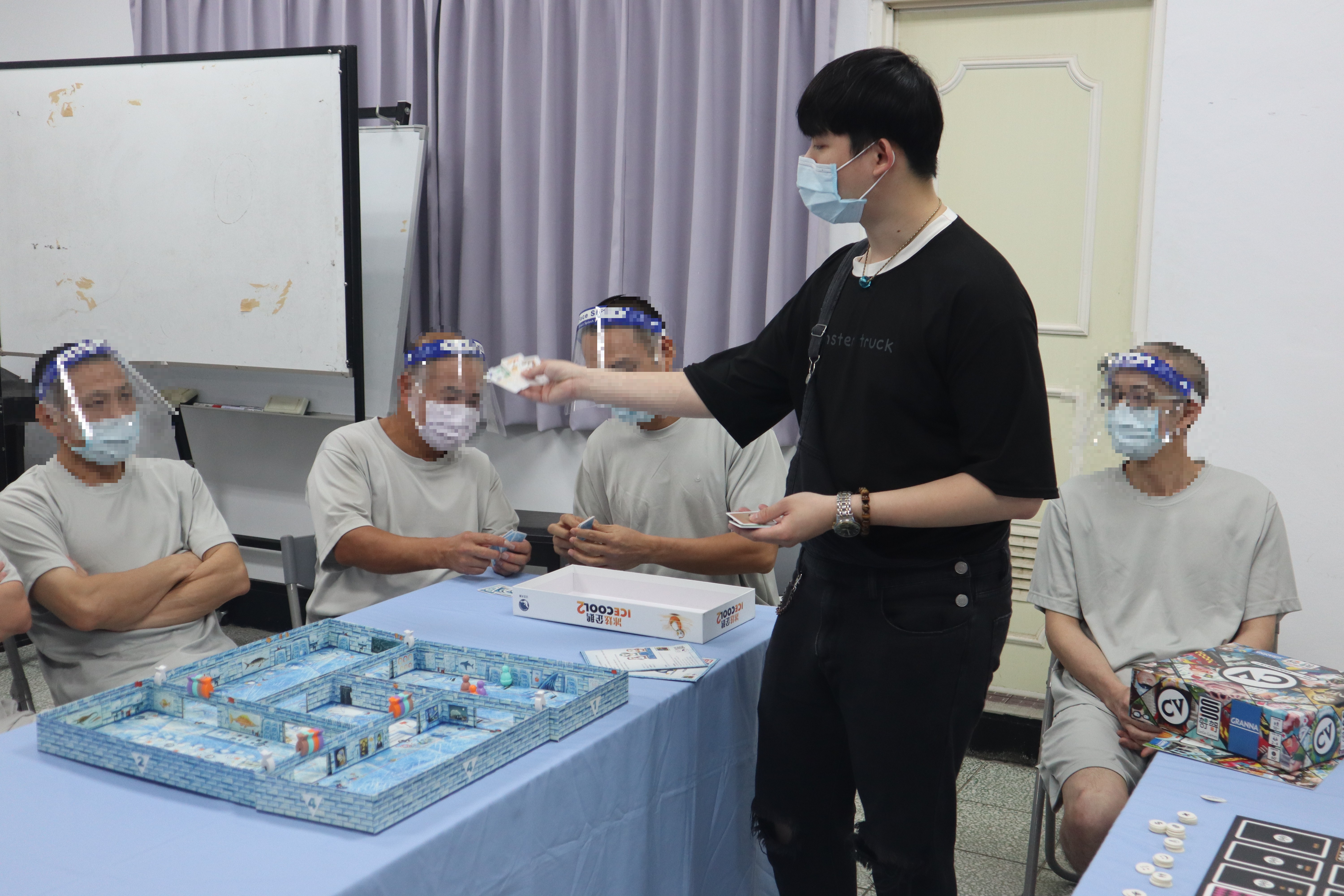社工員介紹桌遊「冰炫企鵝2」的遊戲規則