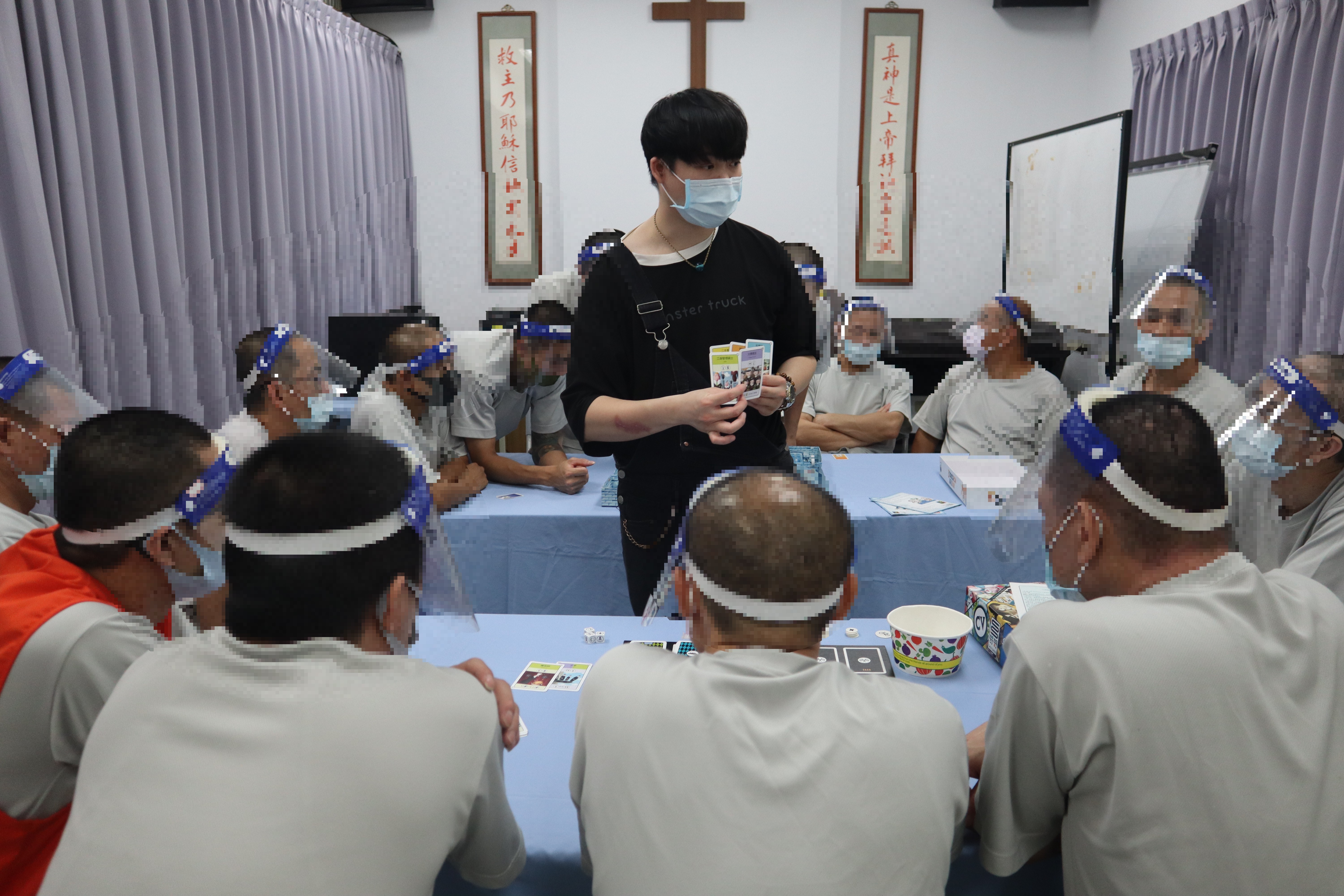 社工員講述桌遊「CV人生履歷」的對於收容人之幫助以及使用目的
