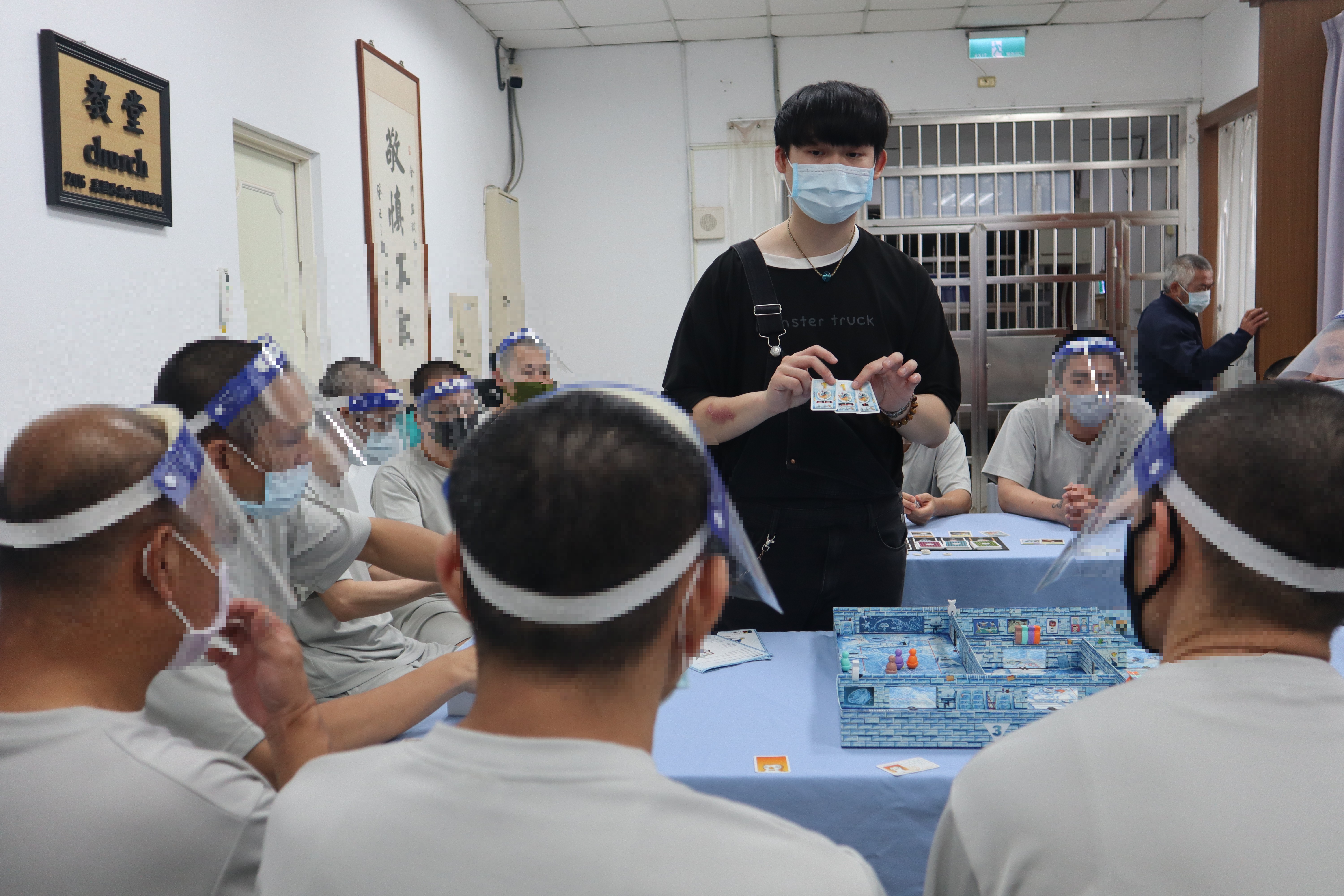 社工員講述桌遊「冰炫企鵝2」的對於收容人之幫助以及使用目的