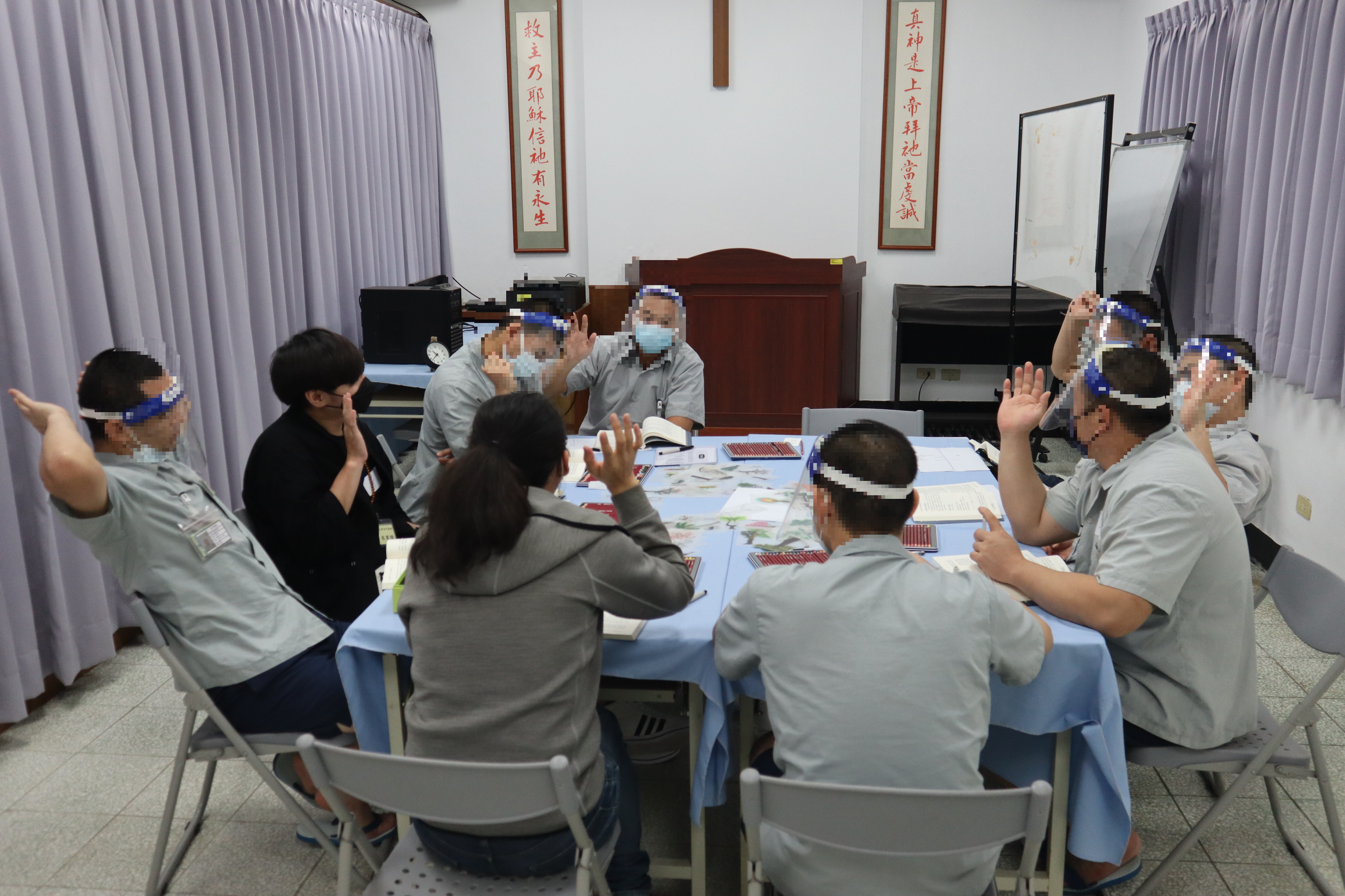 心理師與收容人透過舉手表決來互動