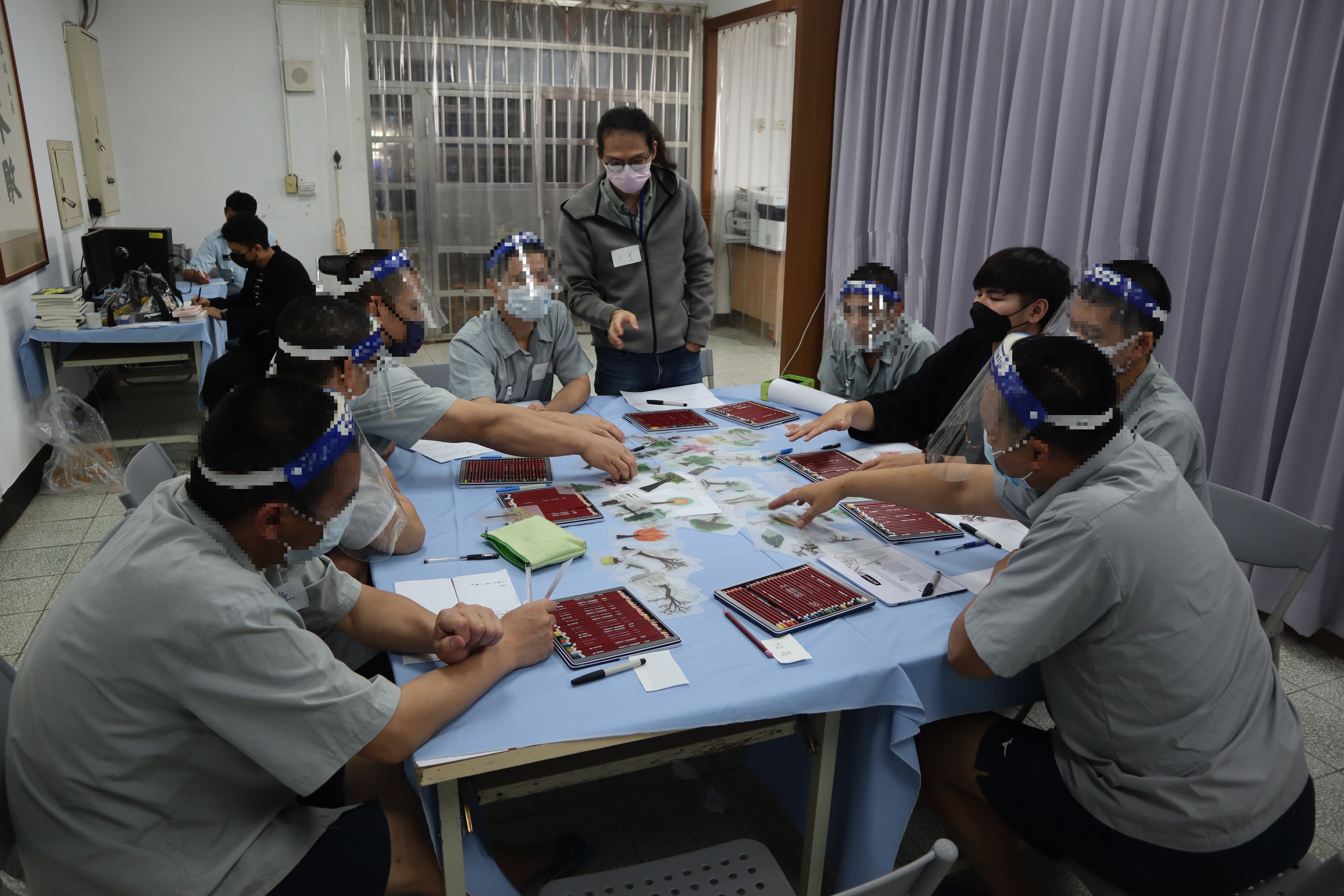 心理師邀請收容人牌卡以作為繪製作品的核心概念