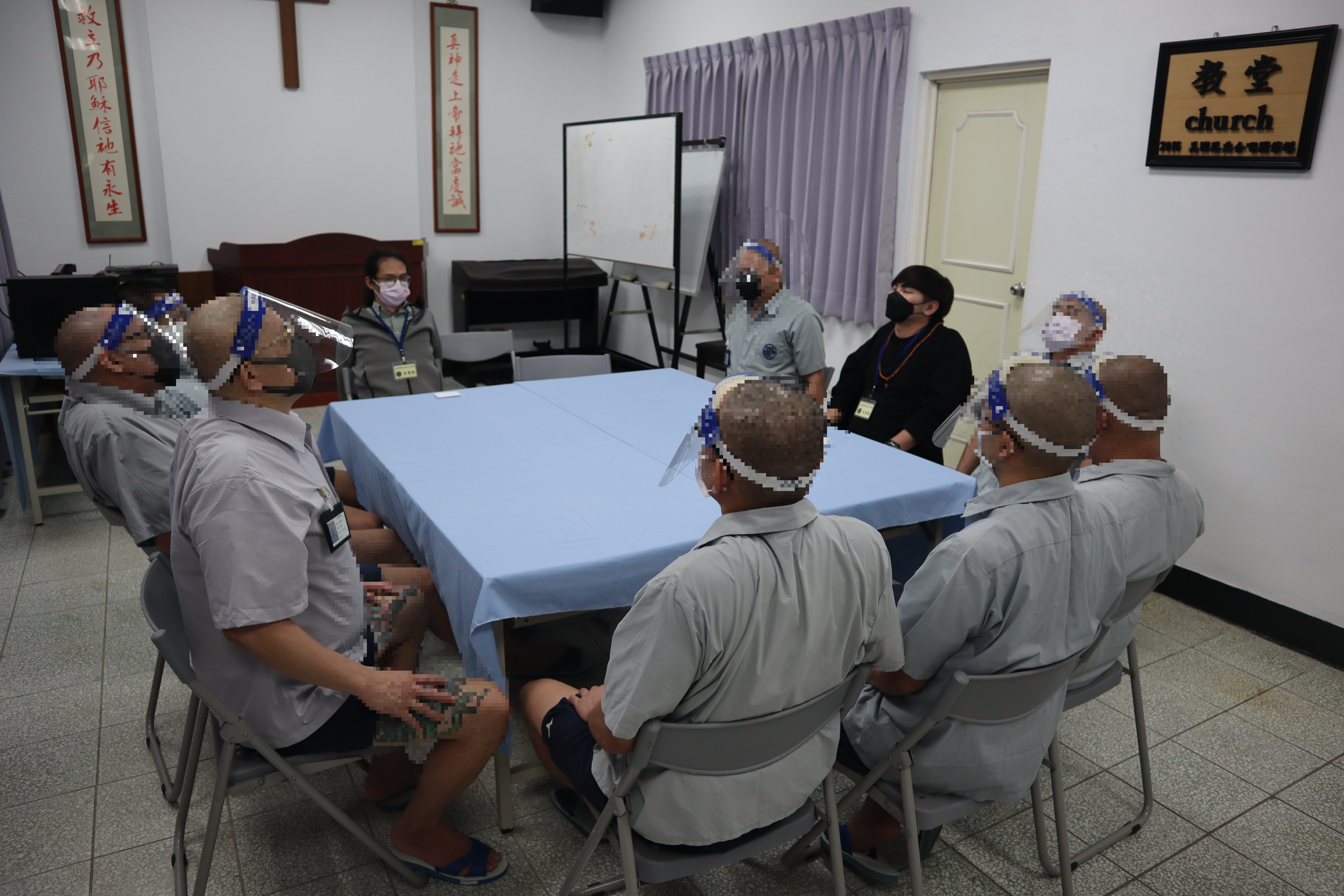 心理師與收容人練習漸進式肌肉放鬆運動