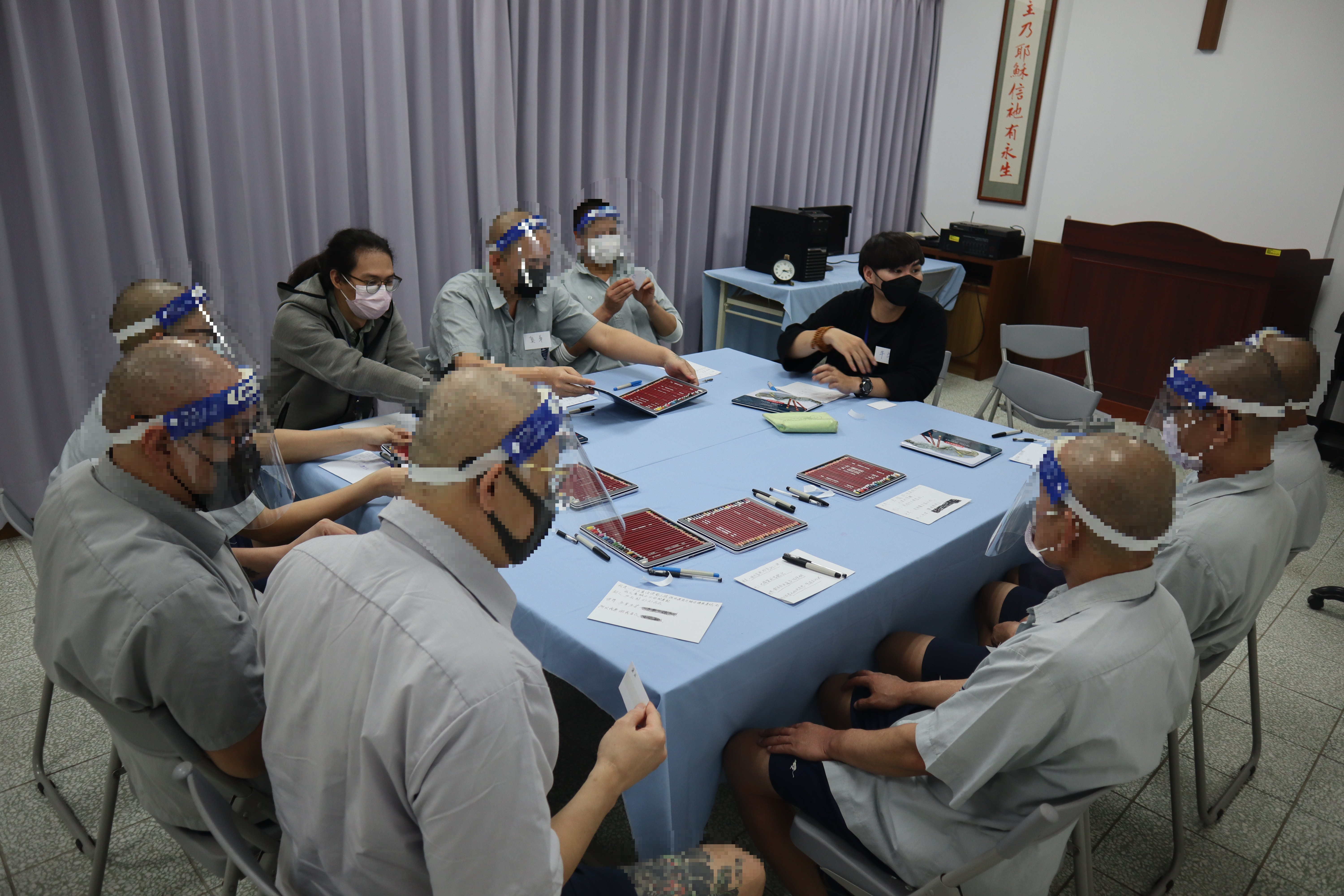 心理師邀請收容人選擇繪圖工具