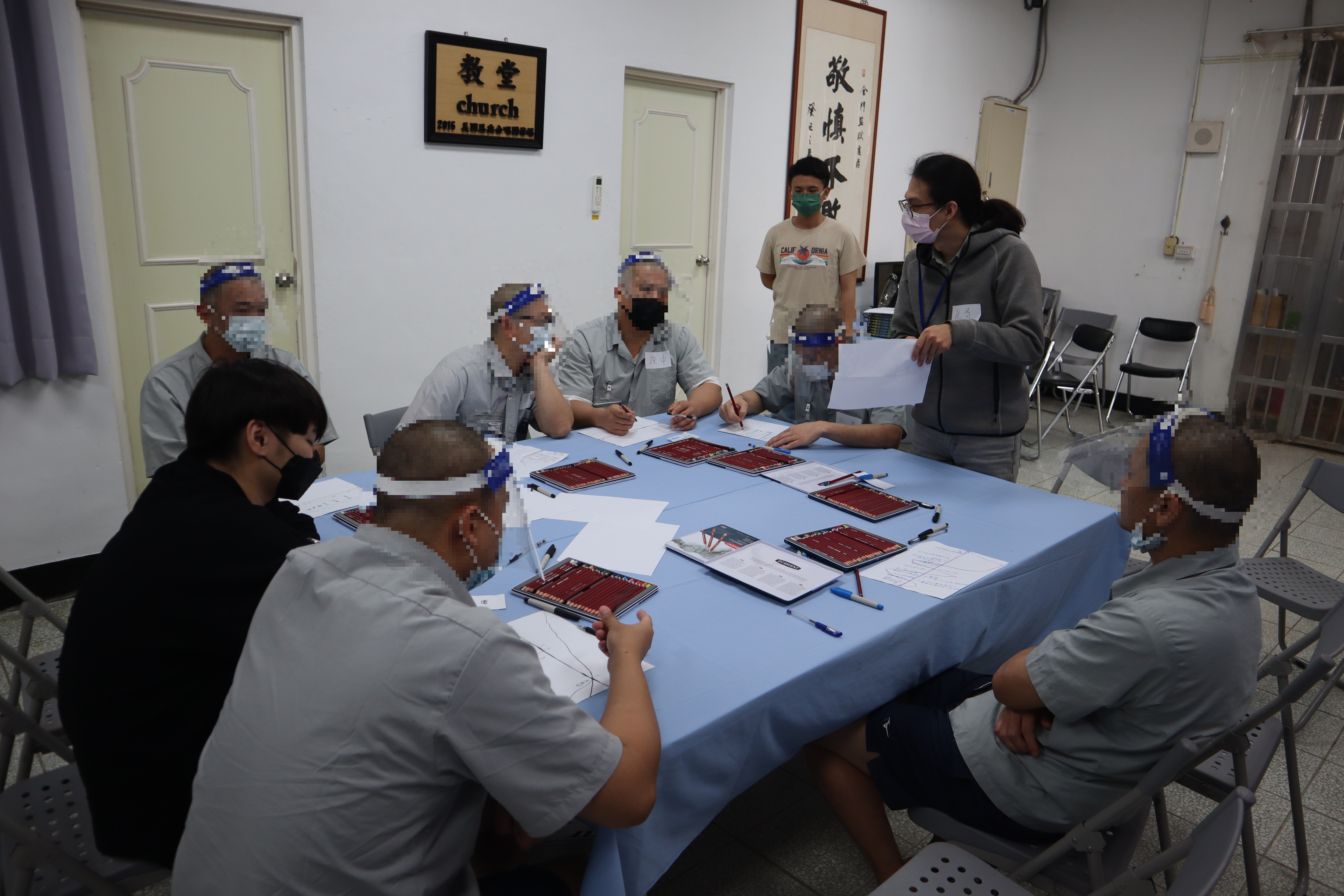 心理師向收容人展示自己的作品以及概念