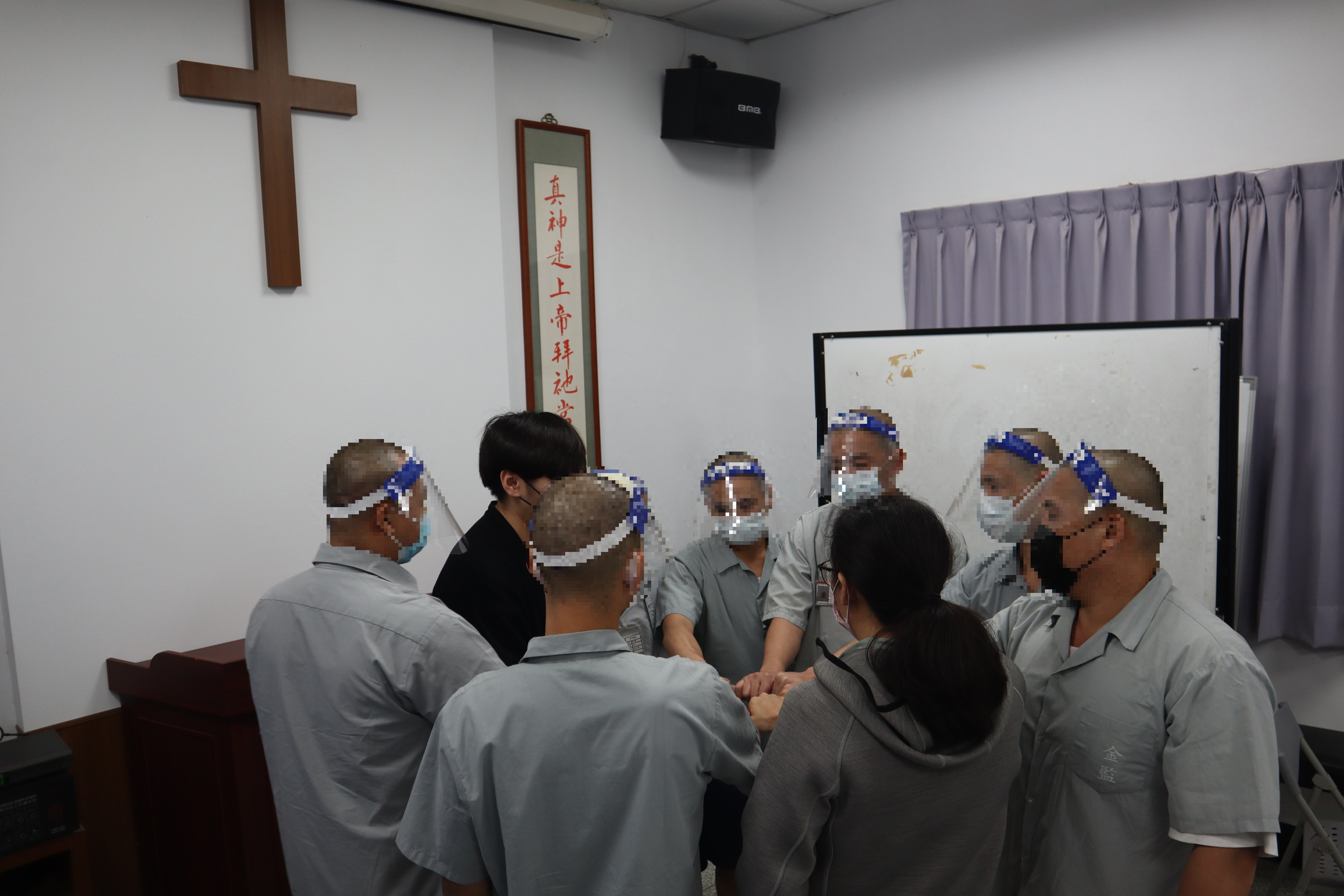心理師與收容人進行課程結束的收尾儀式