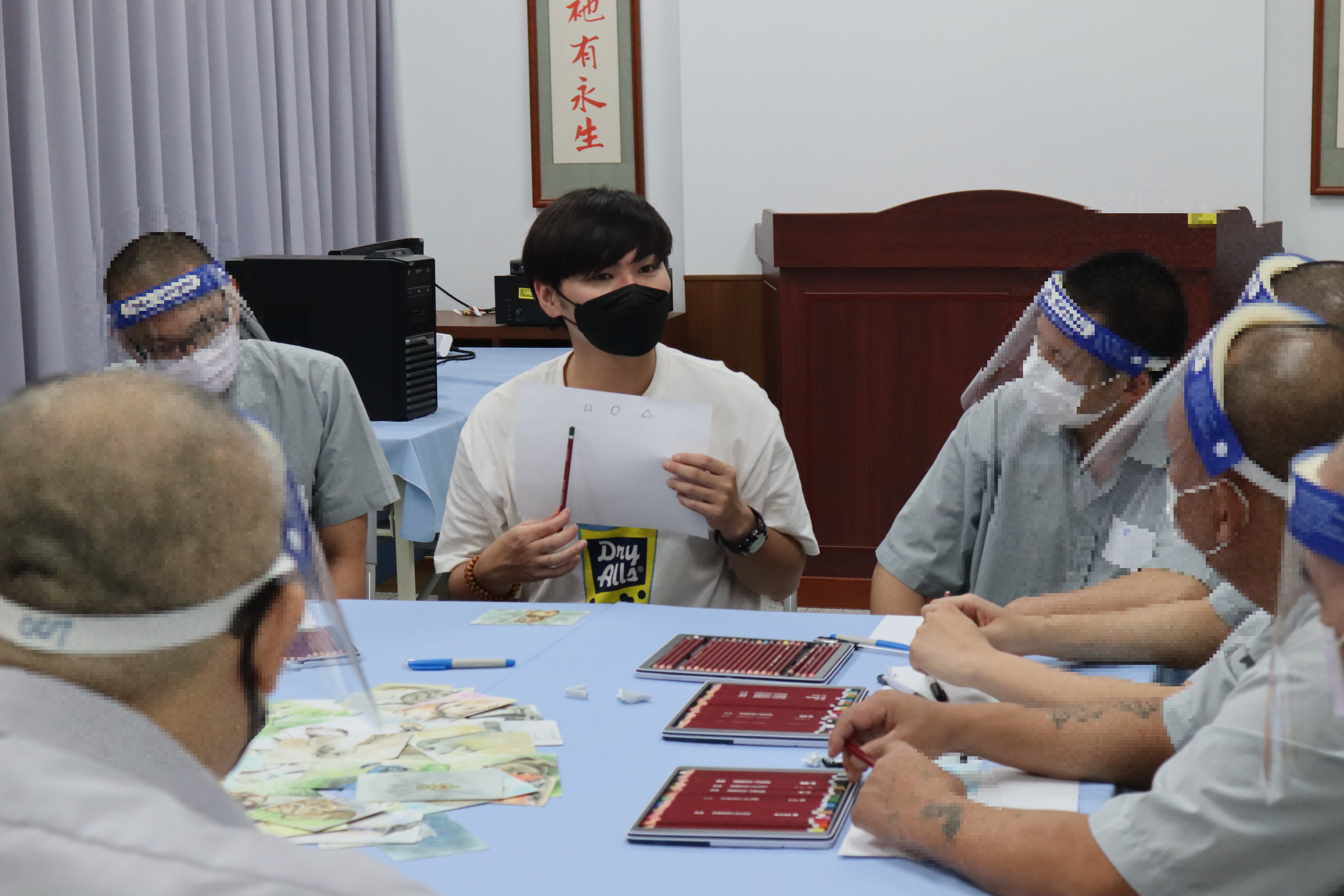 心理師向收容人分享作品概念