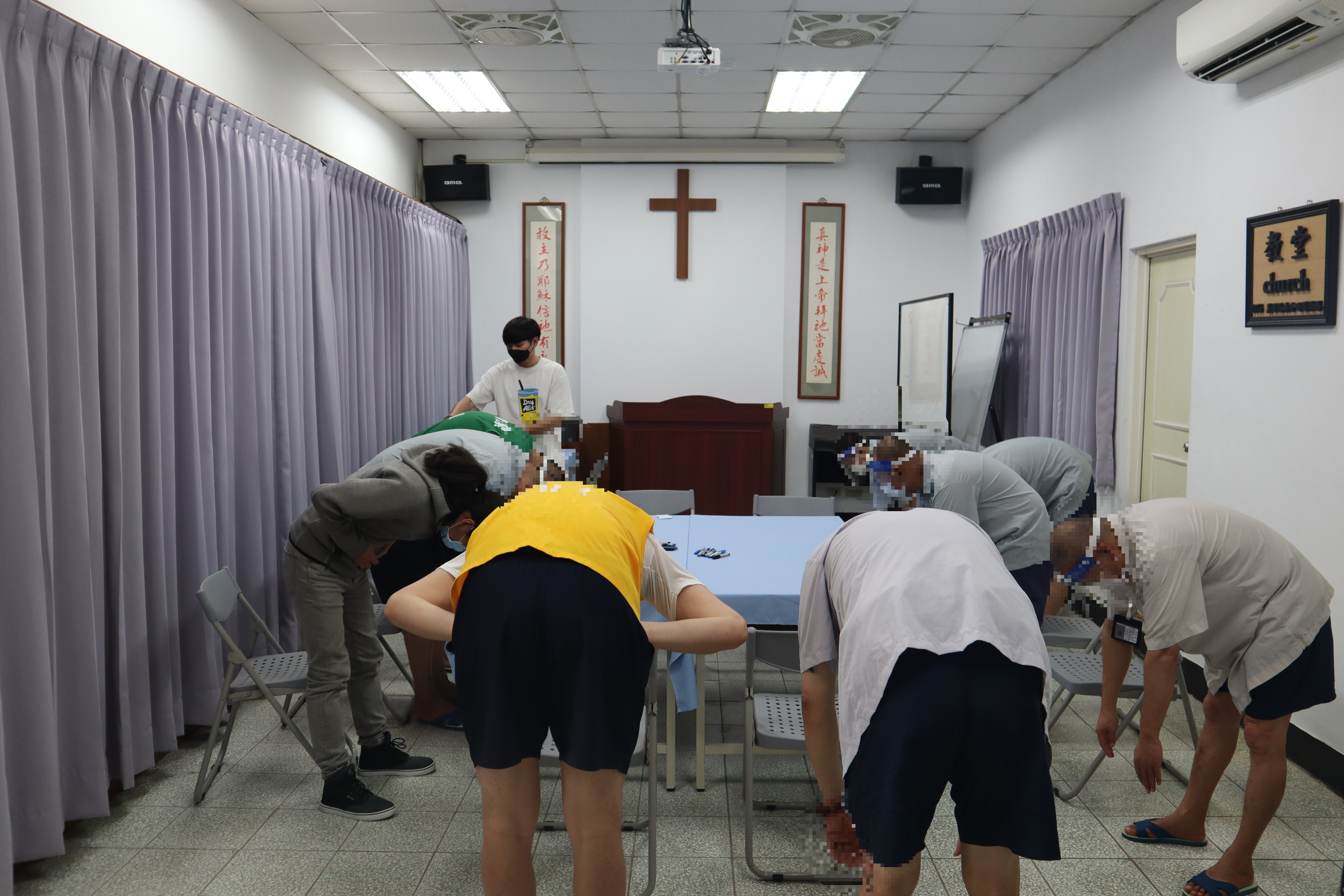 心理師與收容人進行伸展運動