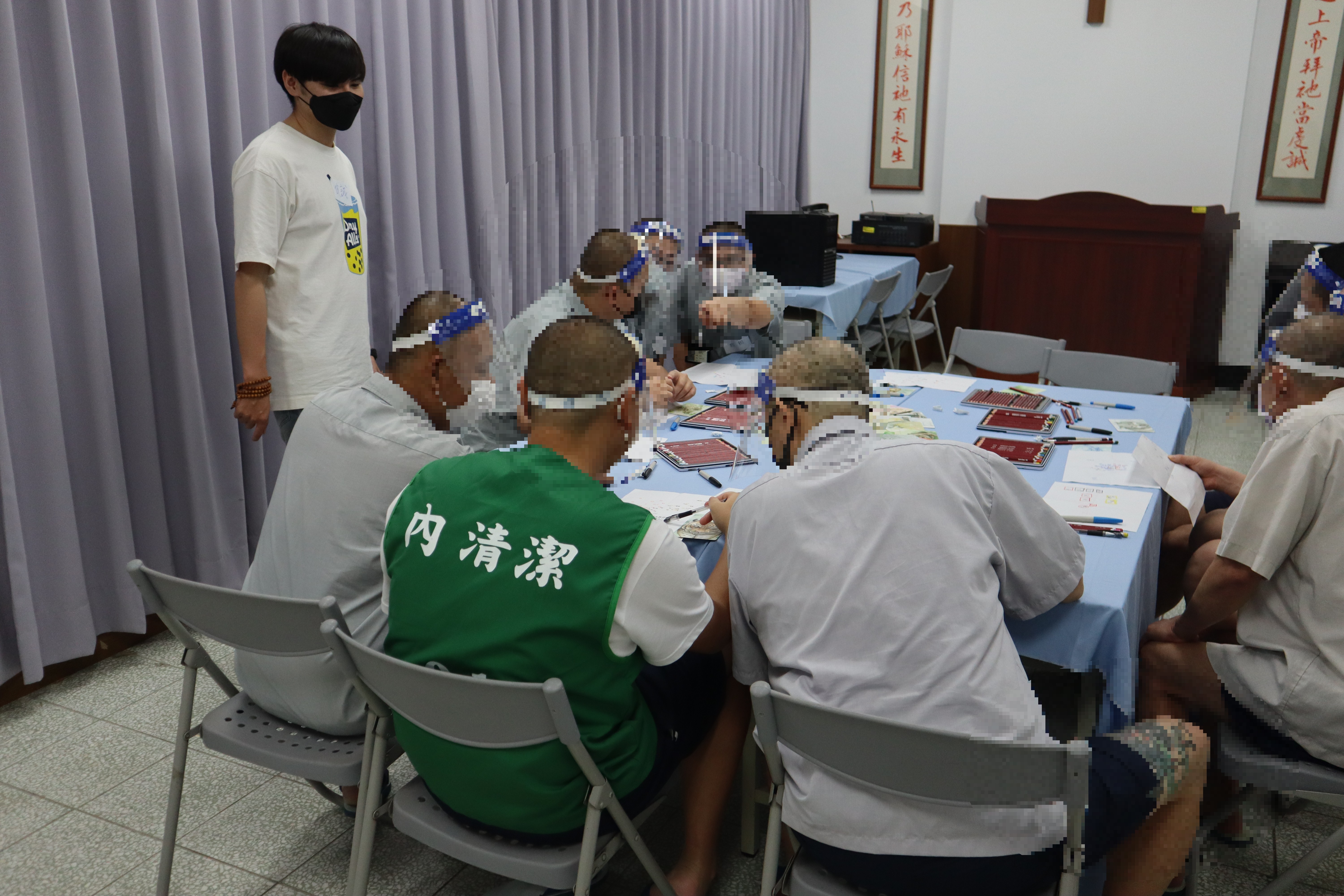 收容人相互觀賞彼此的作品