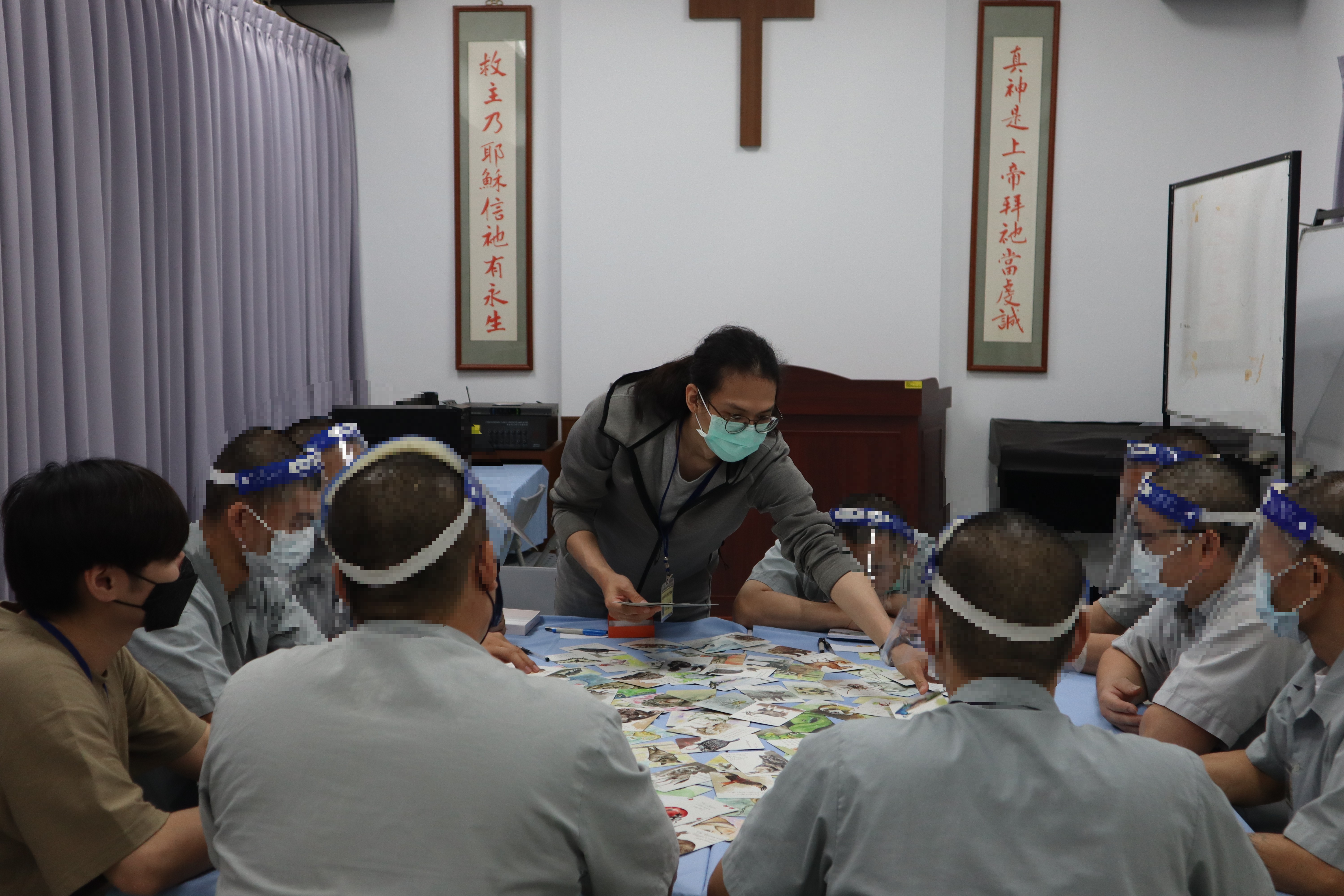 心理師使用牌卡與收容人互動